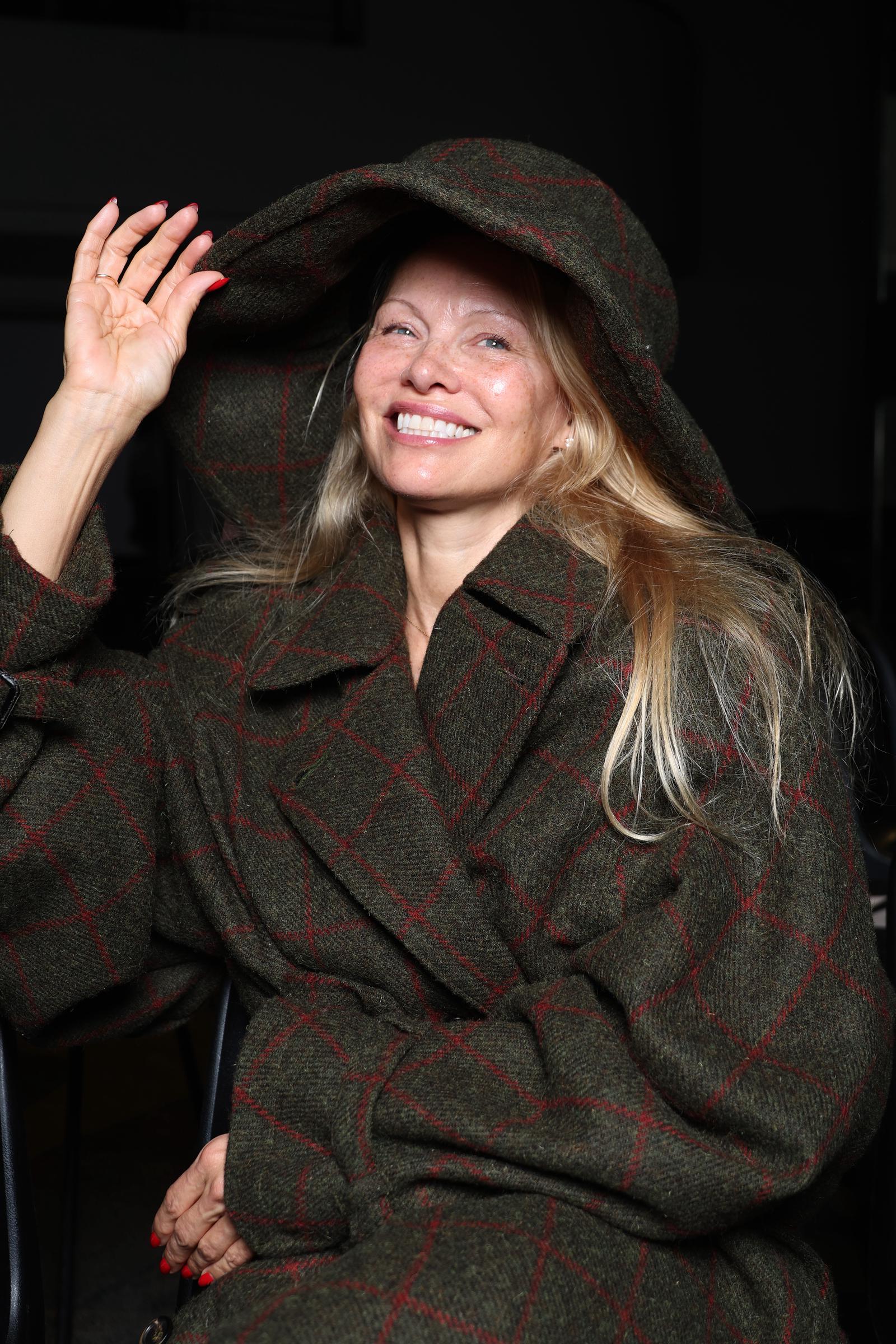 Pamela Anderson participe au défilé Vivienne Westwood Womenswear Printemps/Été 2024 dans le cadre de la Fashion Week de Paris, le 30 septembre 2023, à Paris, en France. | Source : Getty Images