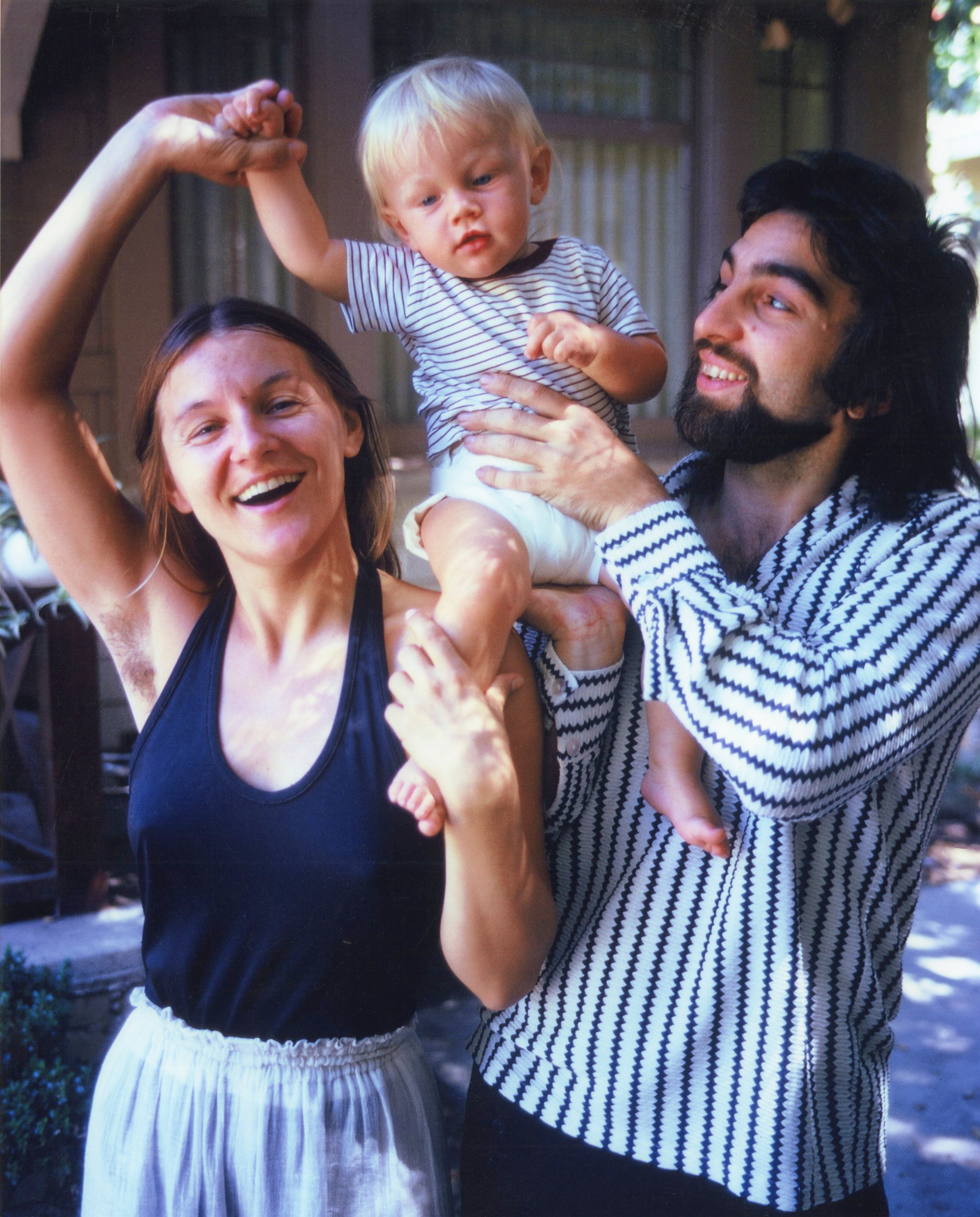 Leornado DiCaprio et ses parents posant devant leur maison à Hollywood, Californie, vers 1976 | Source : Getty Images