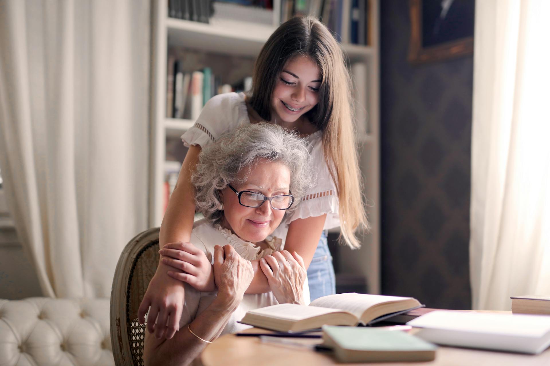 Une adolescente complice avec sa grand-mère | Source : Pexels