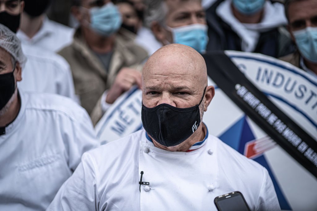 Philippe Etchebest avec un cachez-nez. | Photo : Getty Images