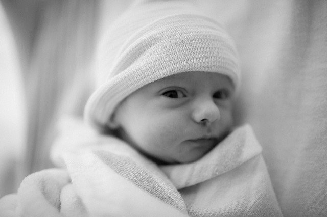 Un bébé emmailloté. l Source: Flickr
