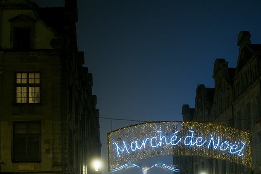 Marché de Noël en plein air à Arras, France. | Photo : Getty Images