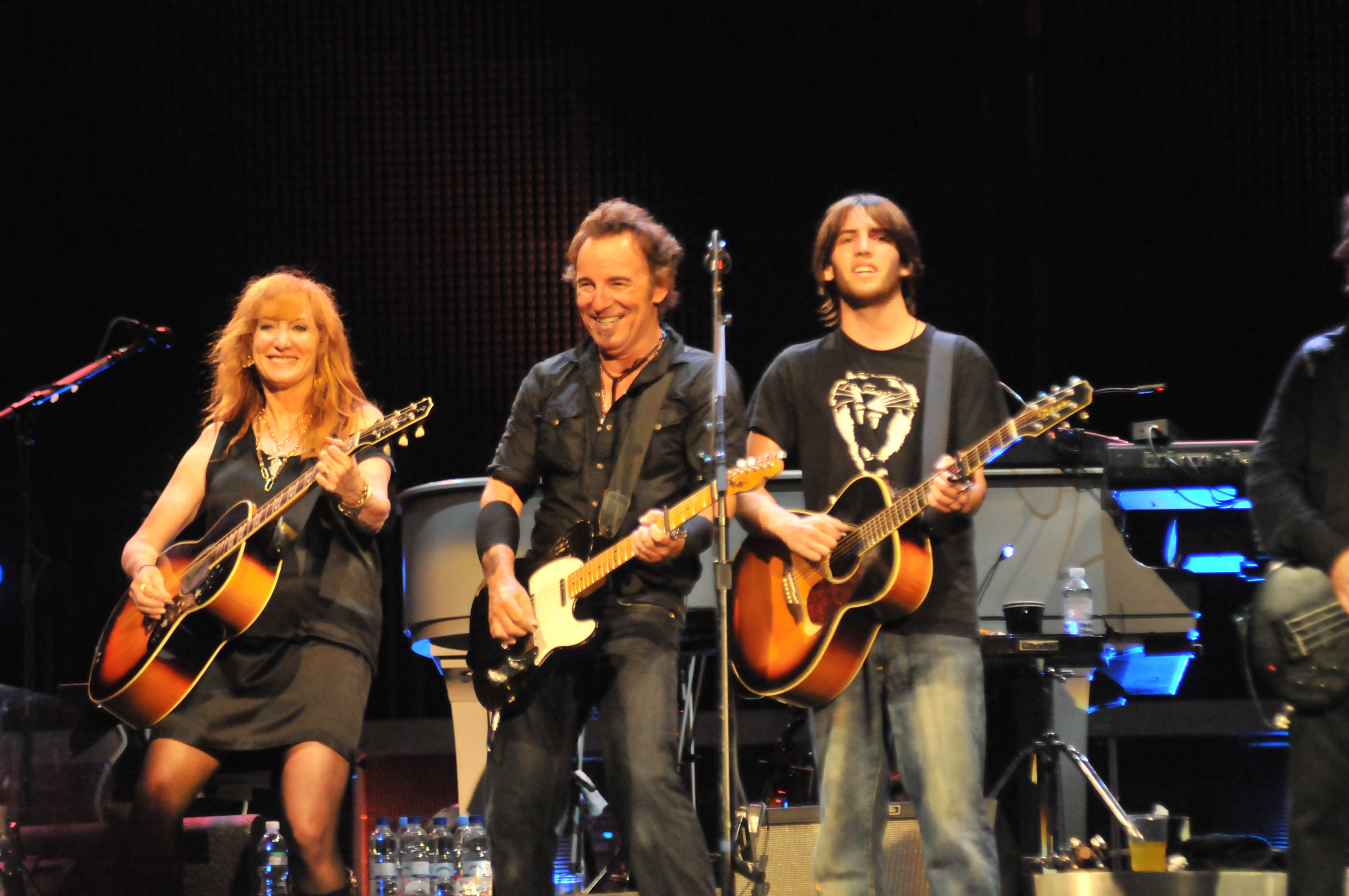 Patti Scialfa et Bruce Springsteen se produisent avec leur fils, Evan James Springsteen, en Espagne le 26 février 2009. | Source : Getty Images