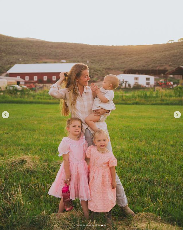 Hannah Neeleman et certains de ses enfants, sur une photo postée le 18 février 2022 | Source : Instagram/hogfathering et ballerinafarm.