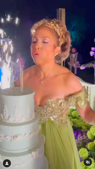 Jennifer Lopez soufflant ses bougies d'anniversaire lors de la célébration de son 55e anniversaire, posté le 24 juillet 2024 | Source : Instagram/jlo