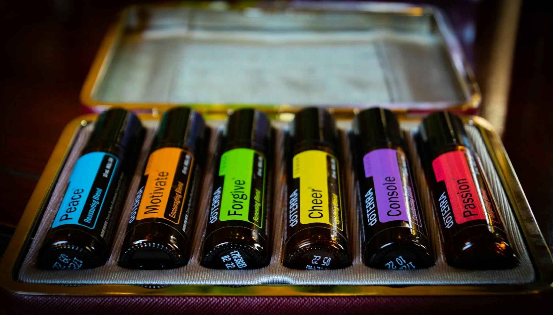 Huiles essentielles dans un étui | Source : Pexels