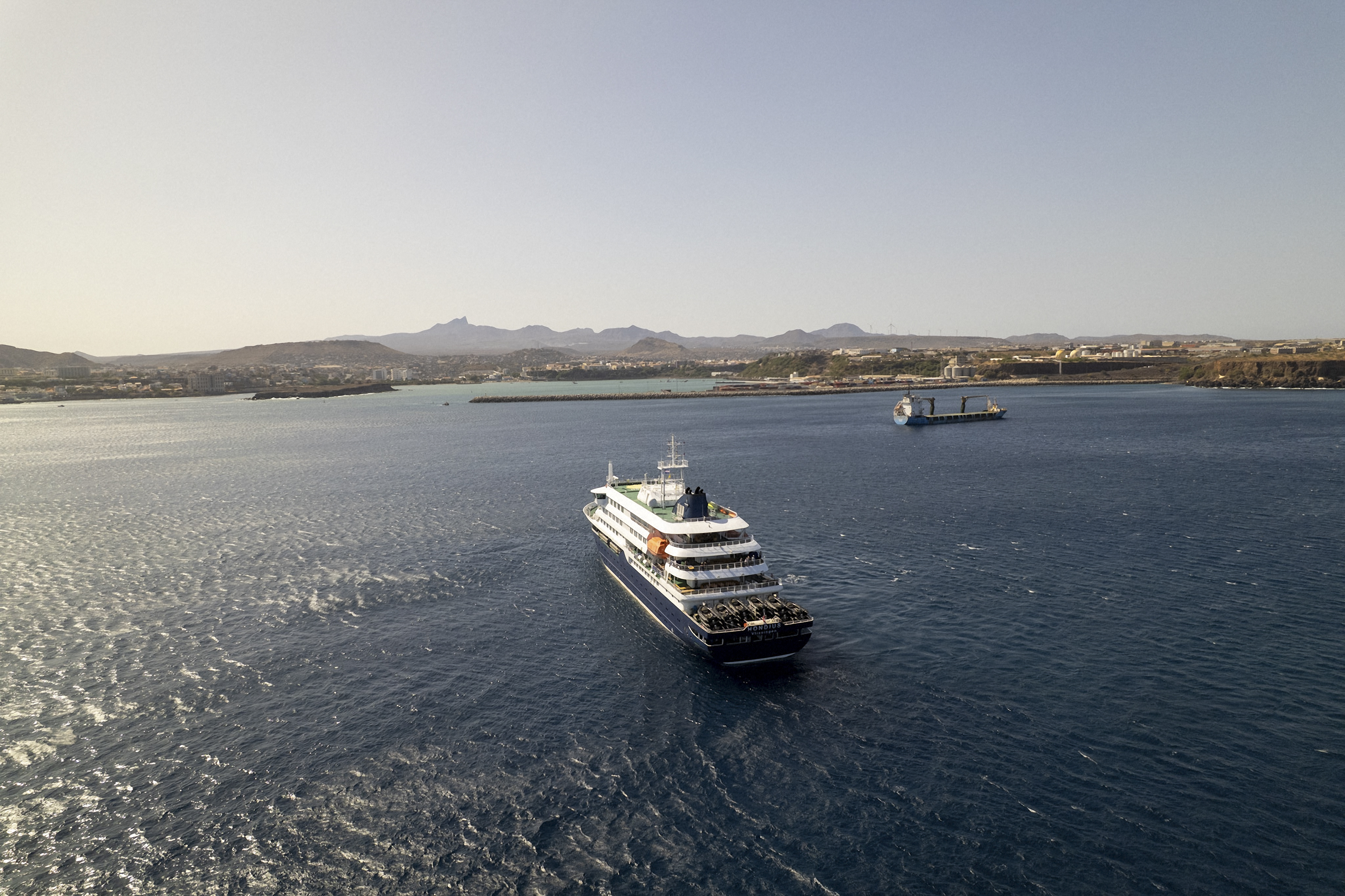 Cette photo aérienne offre une vue d'ensemble du paquebot MV Hondius à son arrivée au port de Praia, la capitale du Cap-Vert, le 3 mai 2026. | Source : Getty Images