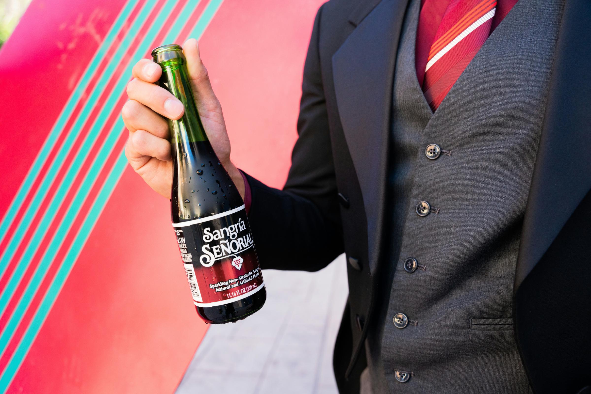 Un homme tenant une boisson | Source : Unsplash