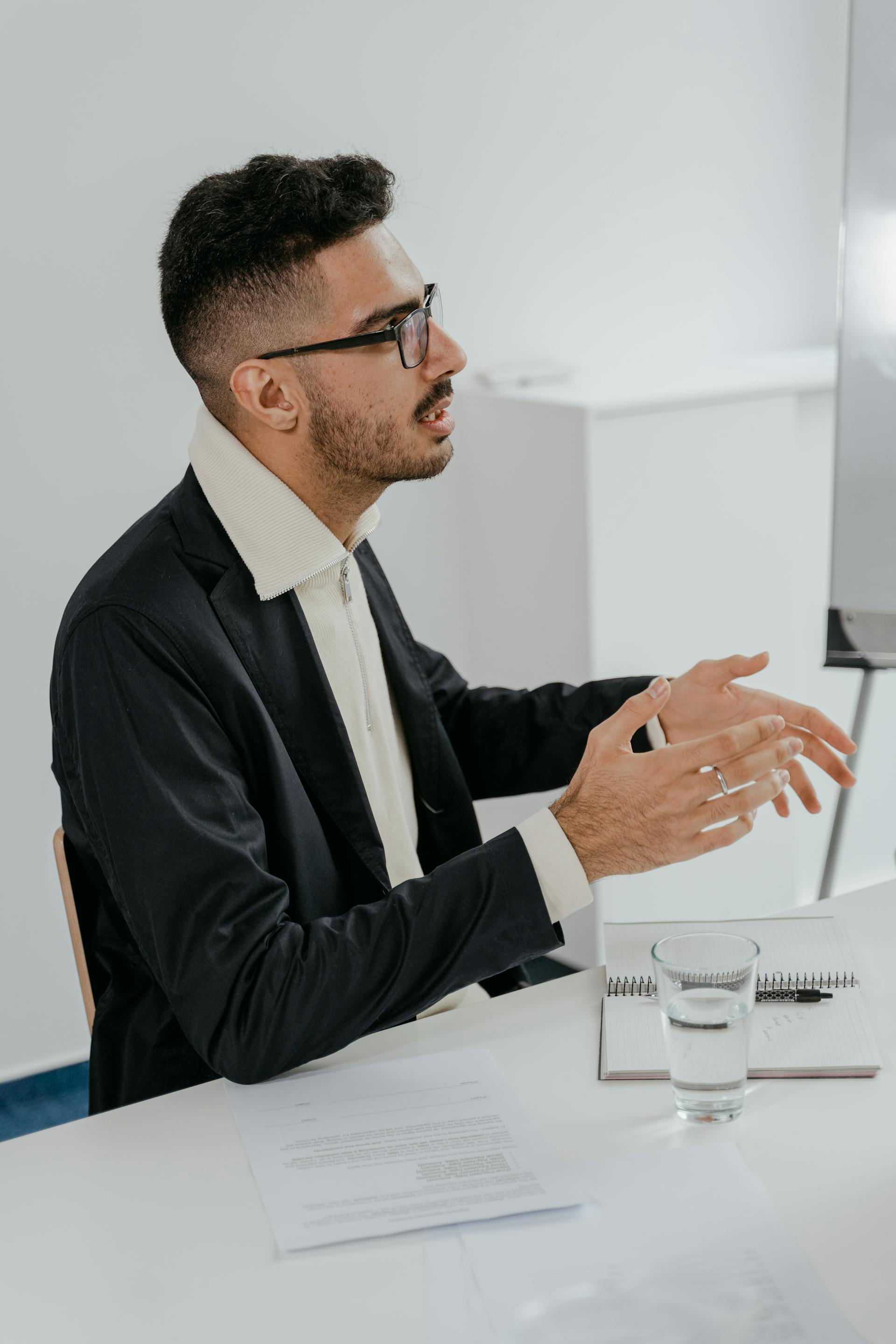 Un homme parle alors qu'il est assis dans un bureau | Source : Pexels