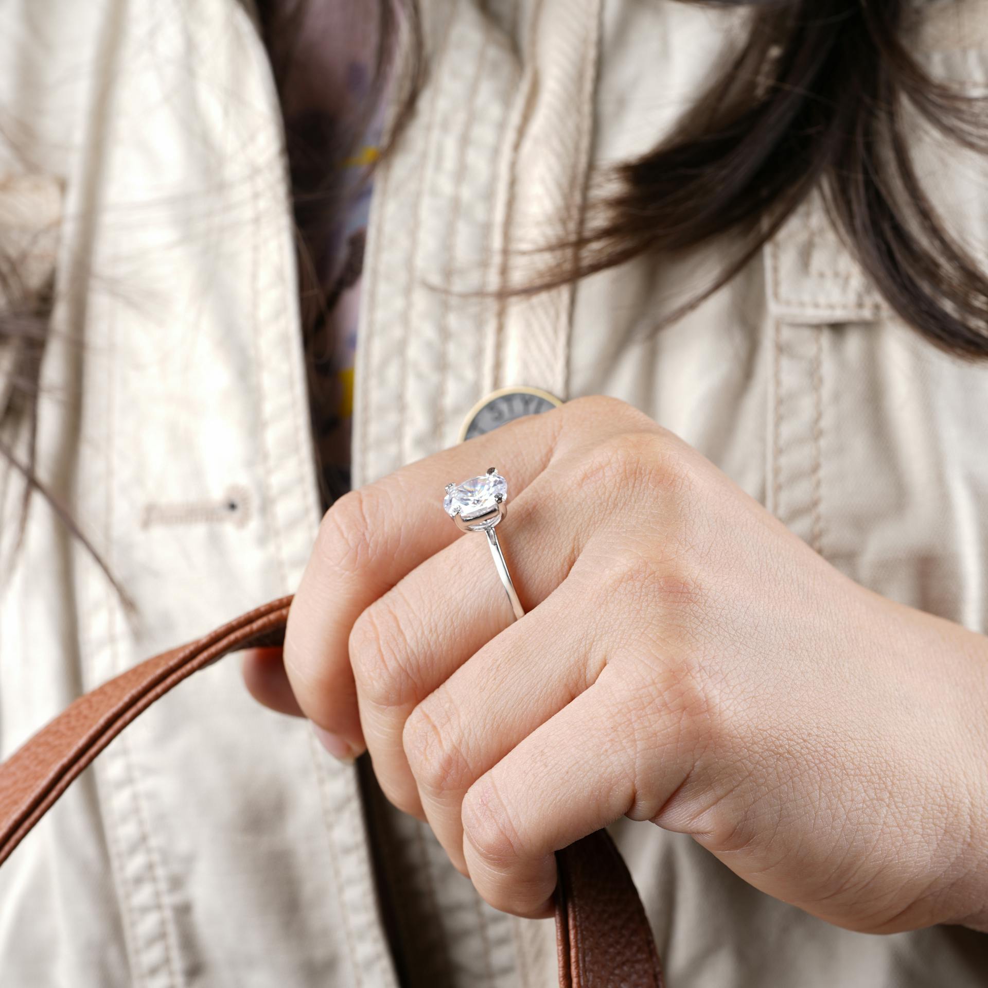 Gros plan sur une femme portant une bague en diamant | Source : Pexels