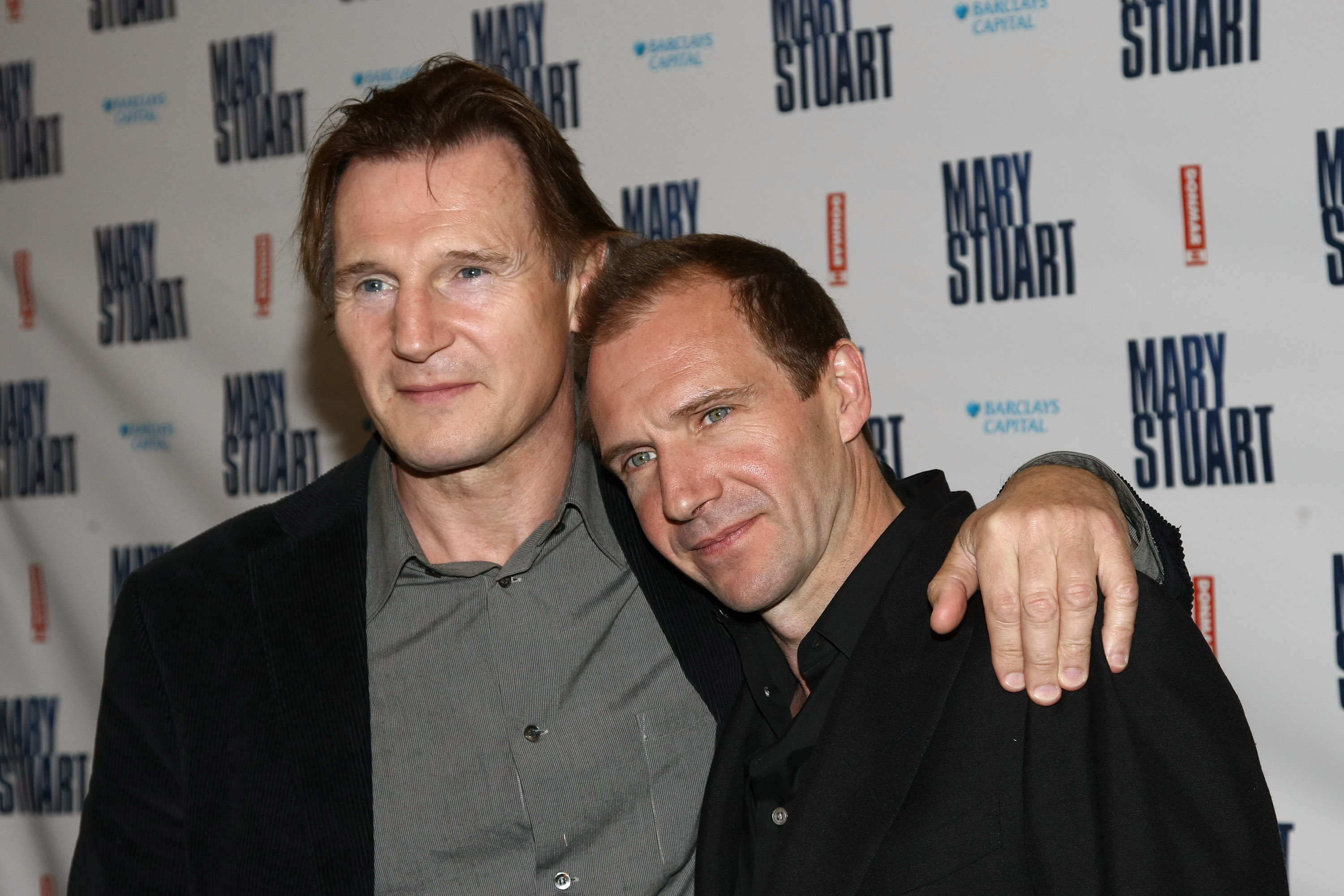 Liam Neeson et Ralph Fiennes en avril 2009 à New York. | Source : Getty Images