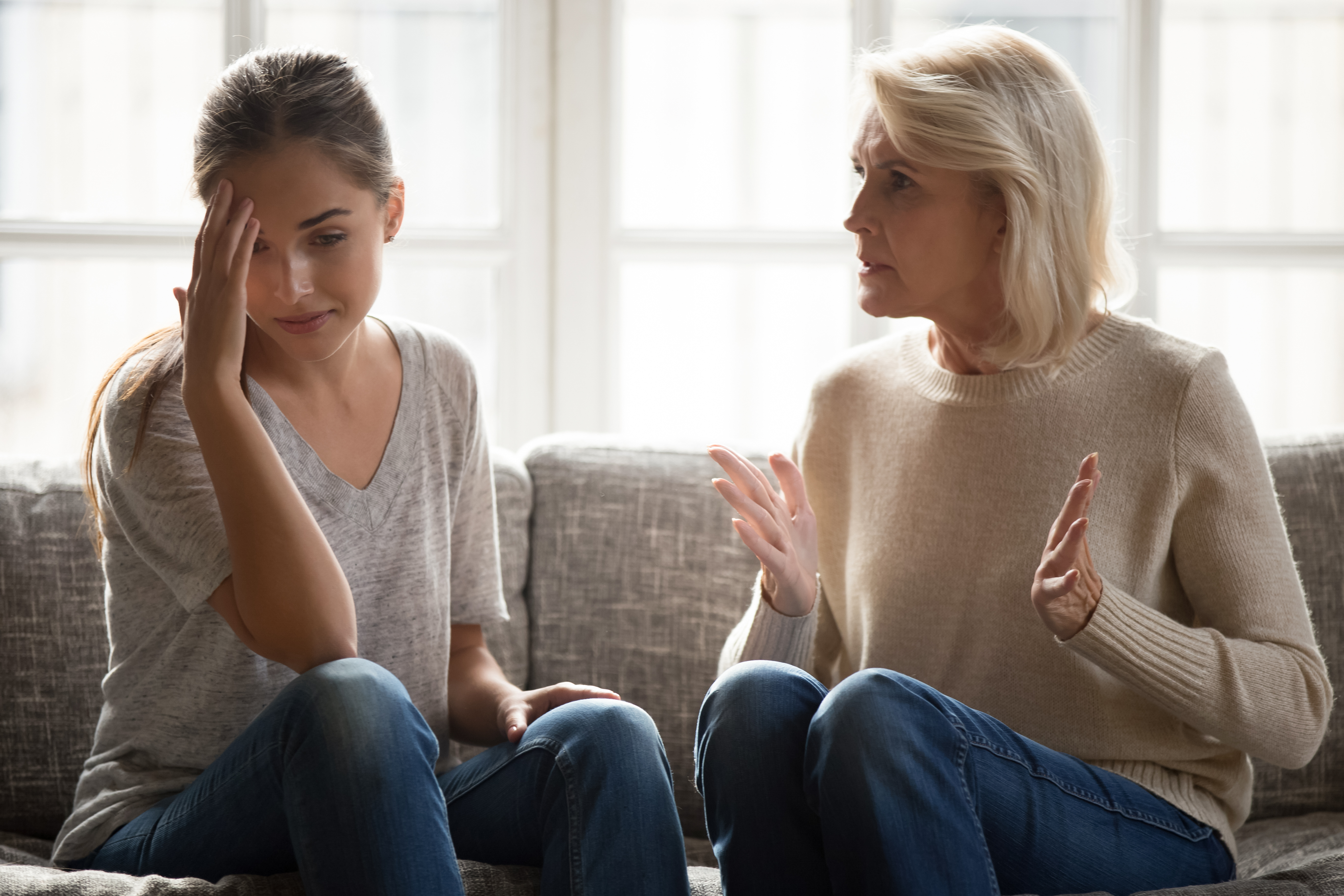 Deux femmes en pleine dispute. | Shutterstock/fizkes