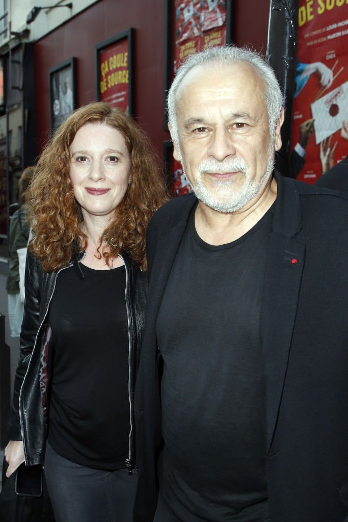Francis Perrin et son épouse l'actrice Gersende Dufromentel assistent à la pièce de théâtre "Ca Coule de Source" au Théâtre de la Gaite Montparnasse le 30 mai 2017 à Paris, France. | Photo : Getty Images