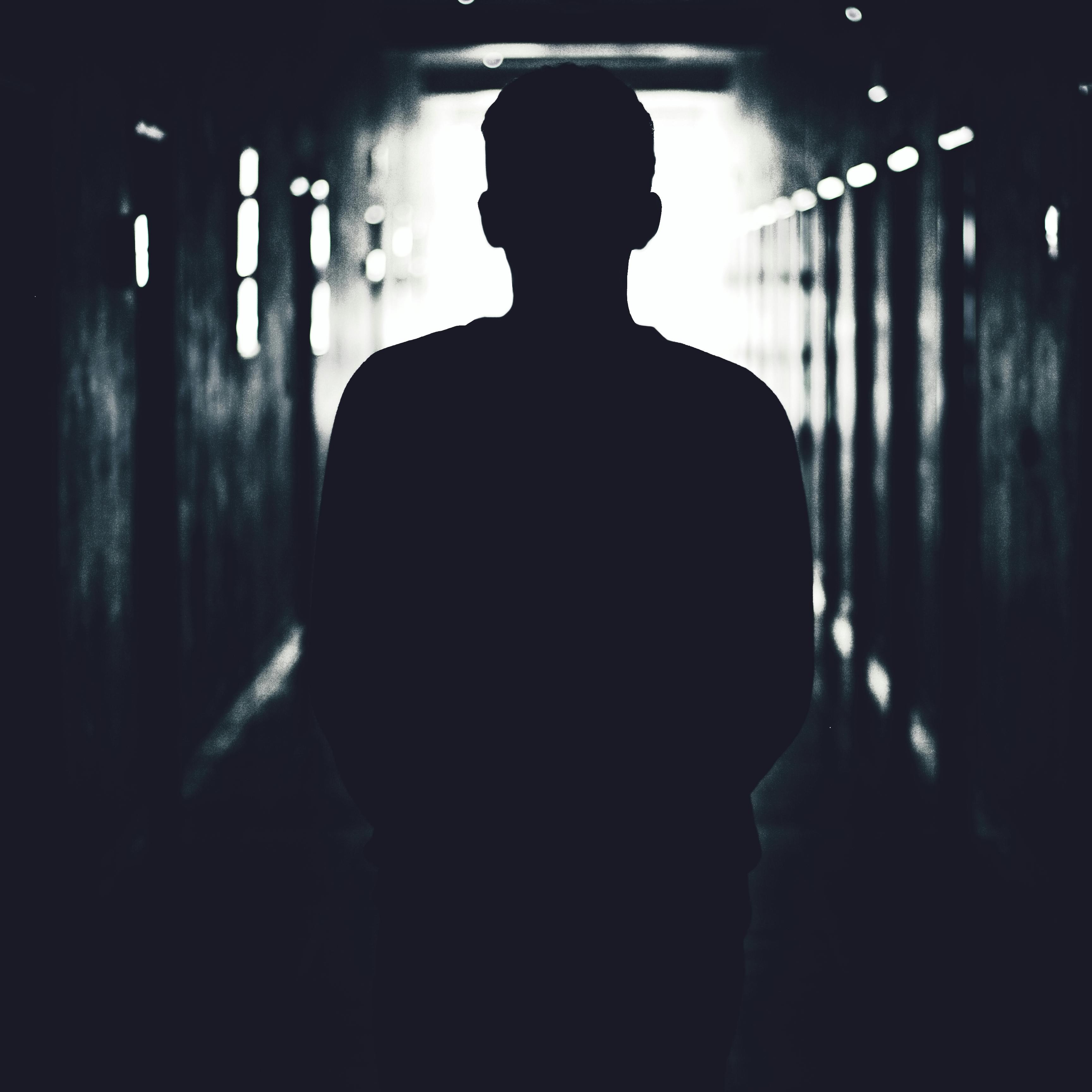 Silhouette d'une personne dans un couloir | Source : Pexels