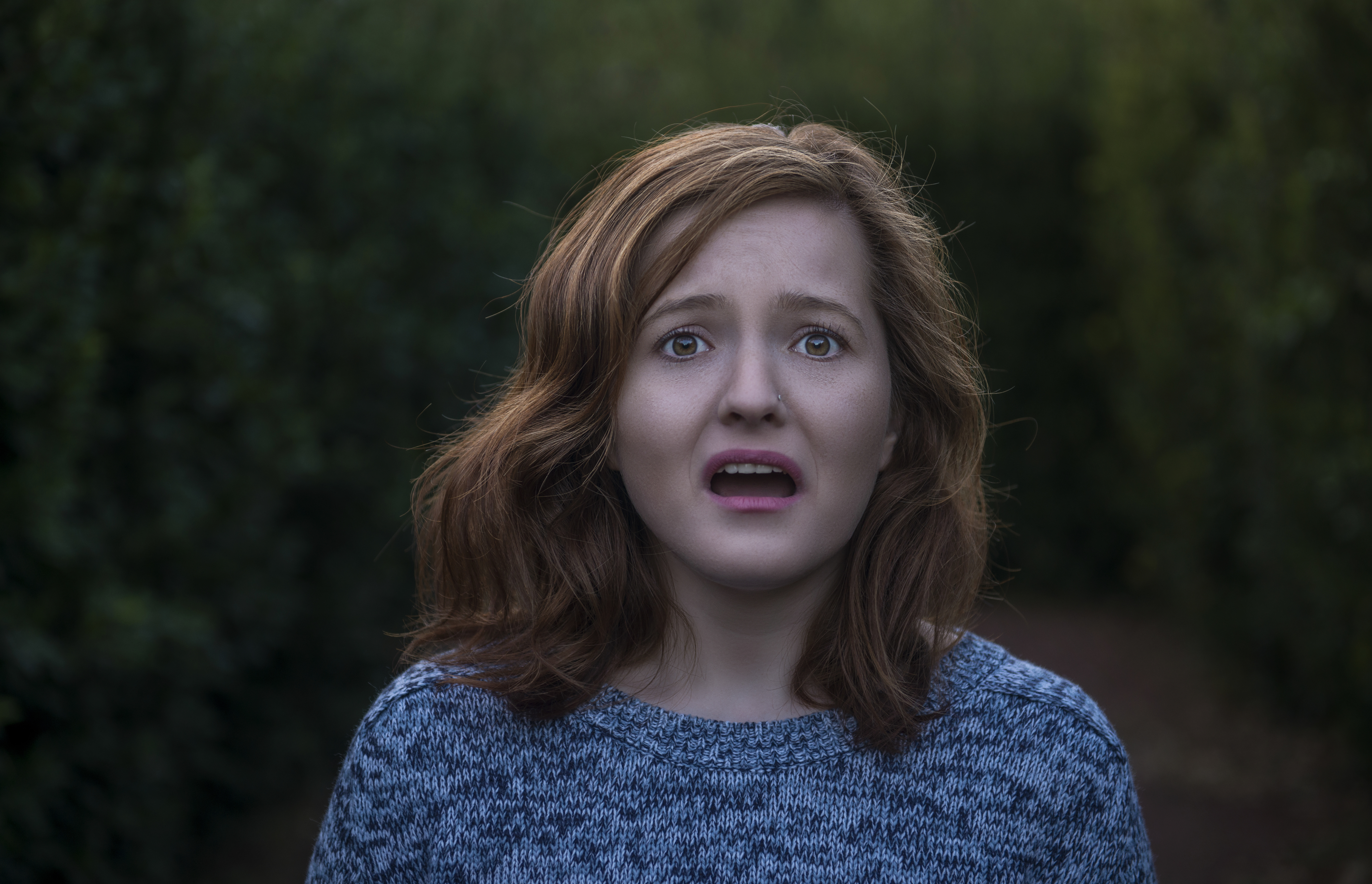 Portrait d'une jeune femme choquée regardant l'appareil photo avec une expression faciale négative | Source : Getty Images