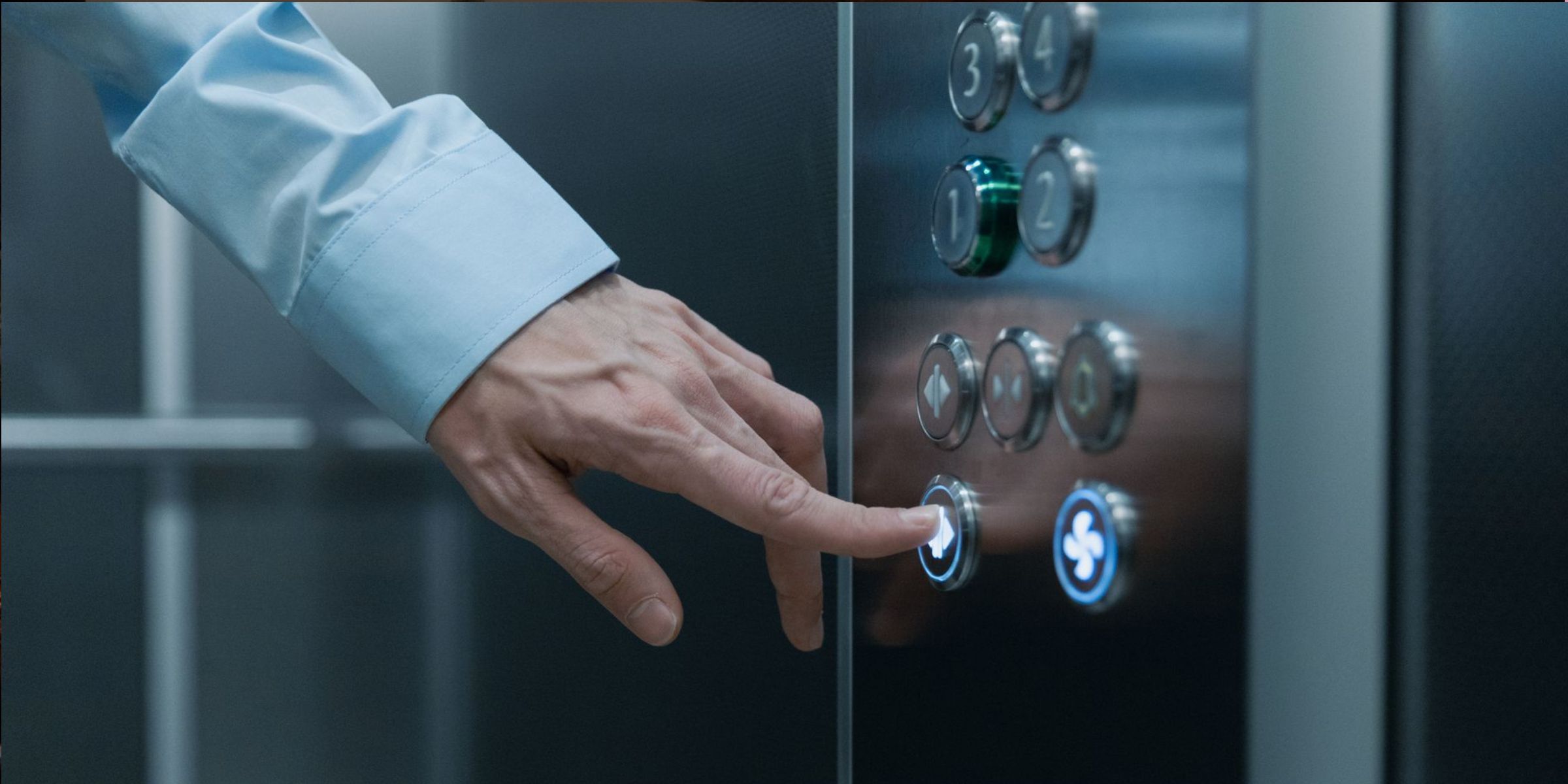 Une personne qui appuie sur le bouton d'un ascenseur dans un immeuble moderne | Source : Pexels