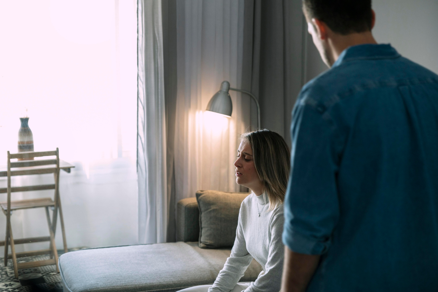 Un couple qui se dispute dans sa chambre à coucher | Source : Freepik