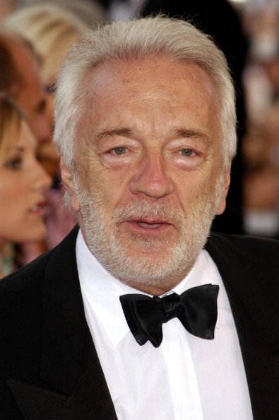 Jean Pierre Cassel pendant le Festival de Cannes 2003 - Cérémonie de clôture - Arrivées au Palais des Festivals de Cannes, France. | Photo : Getty Images