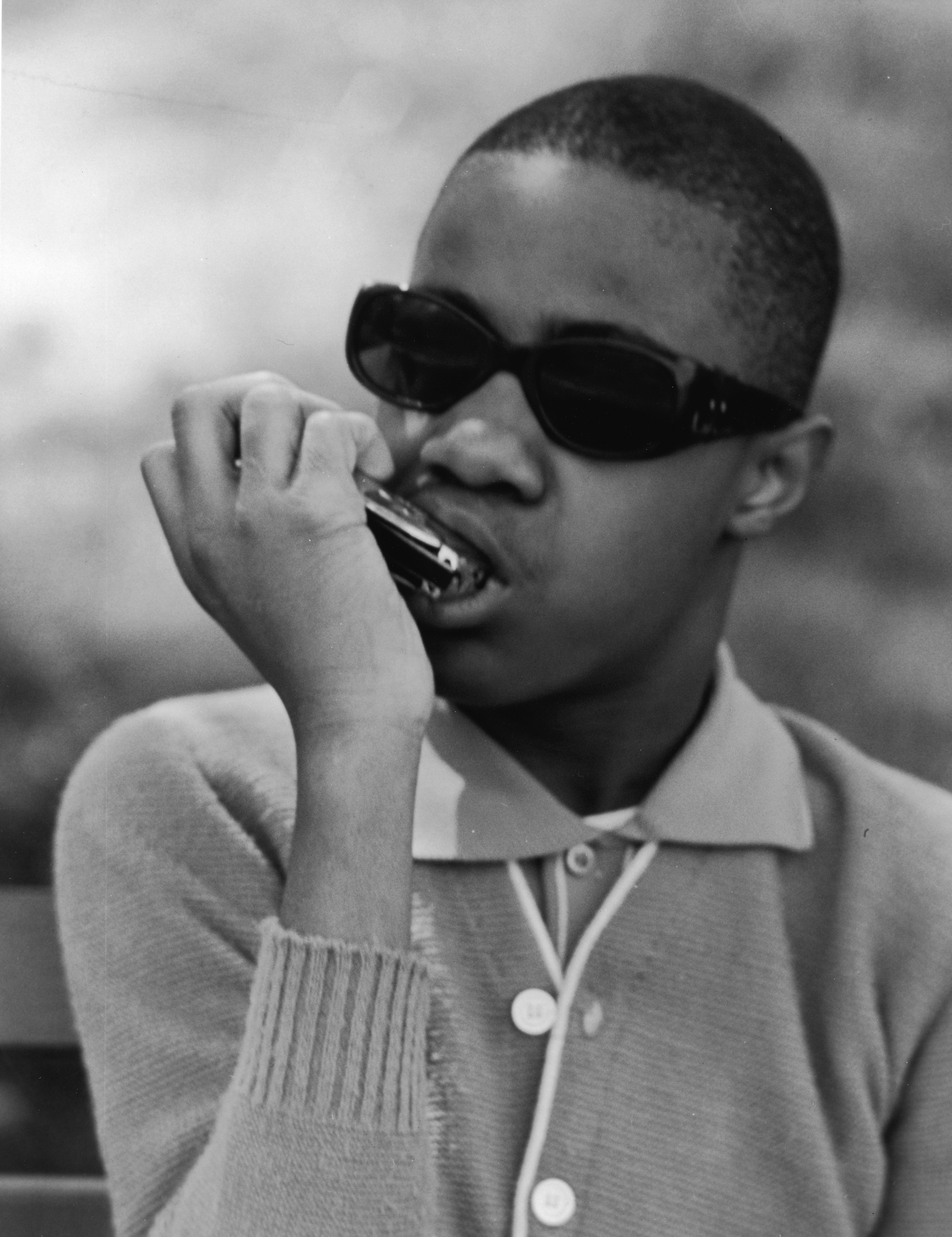 Stevie Wonder joue de l'harmonique le 1er janvier 1963 | Source : Getty Images