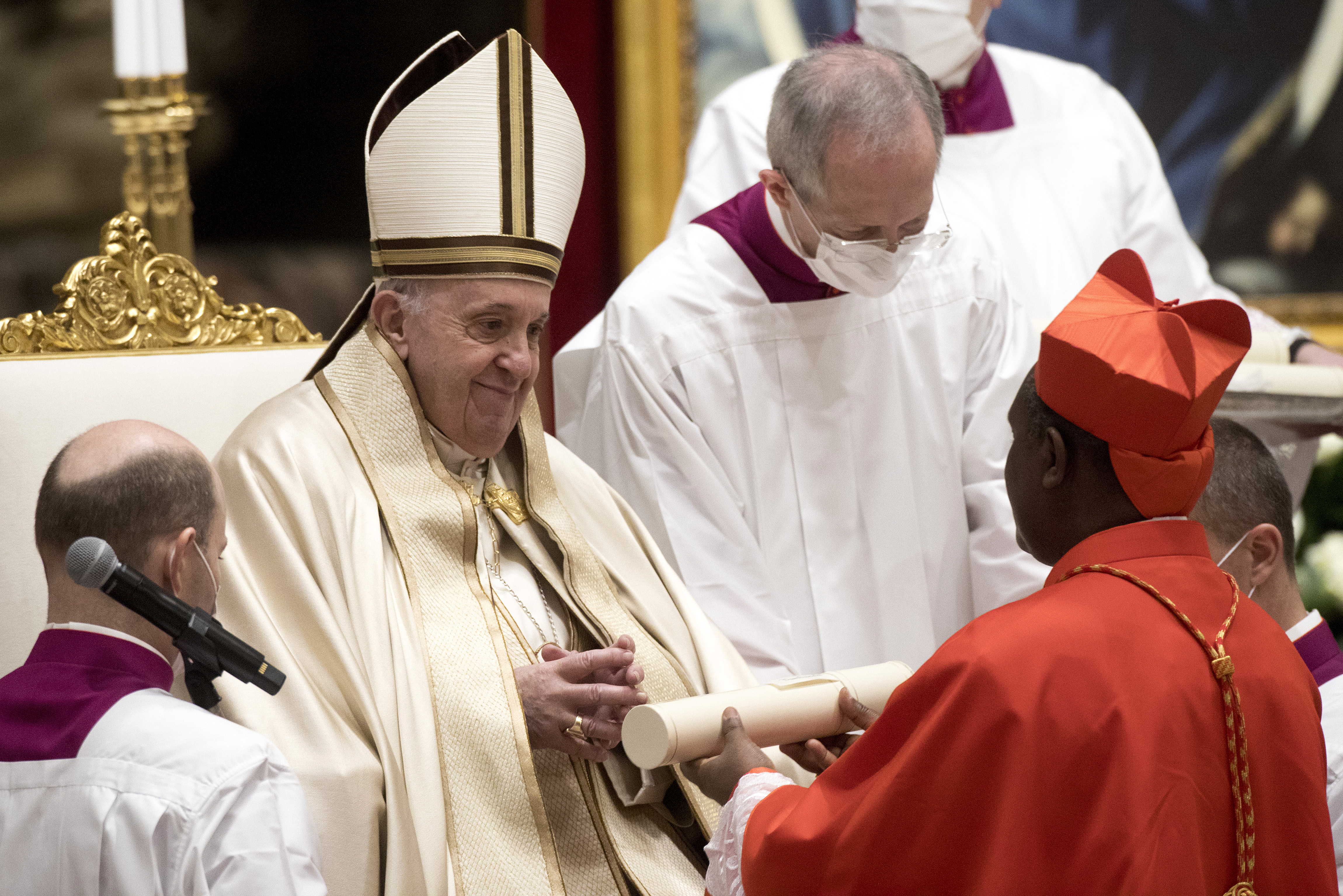 Le pape François nomme l'archevêque Antoine Kambanda de Kigali, au Rwanda, cardinal lors d'un consistoire à la basilique Saint-Pierre, le 28 novembre 2020, dans la Cité du Vatican. | Source : Getty Images
