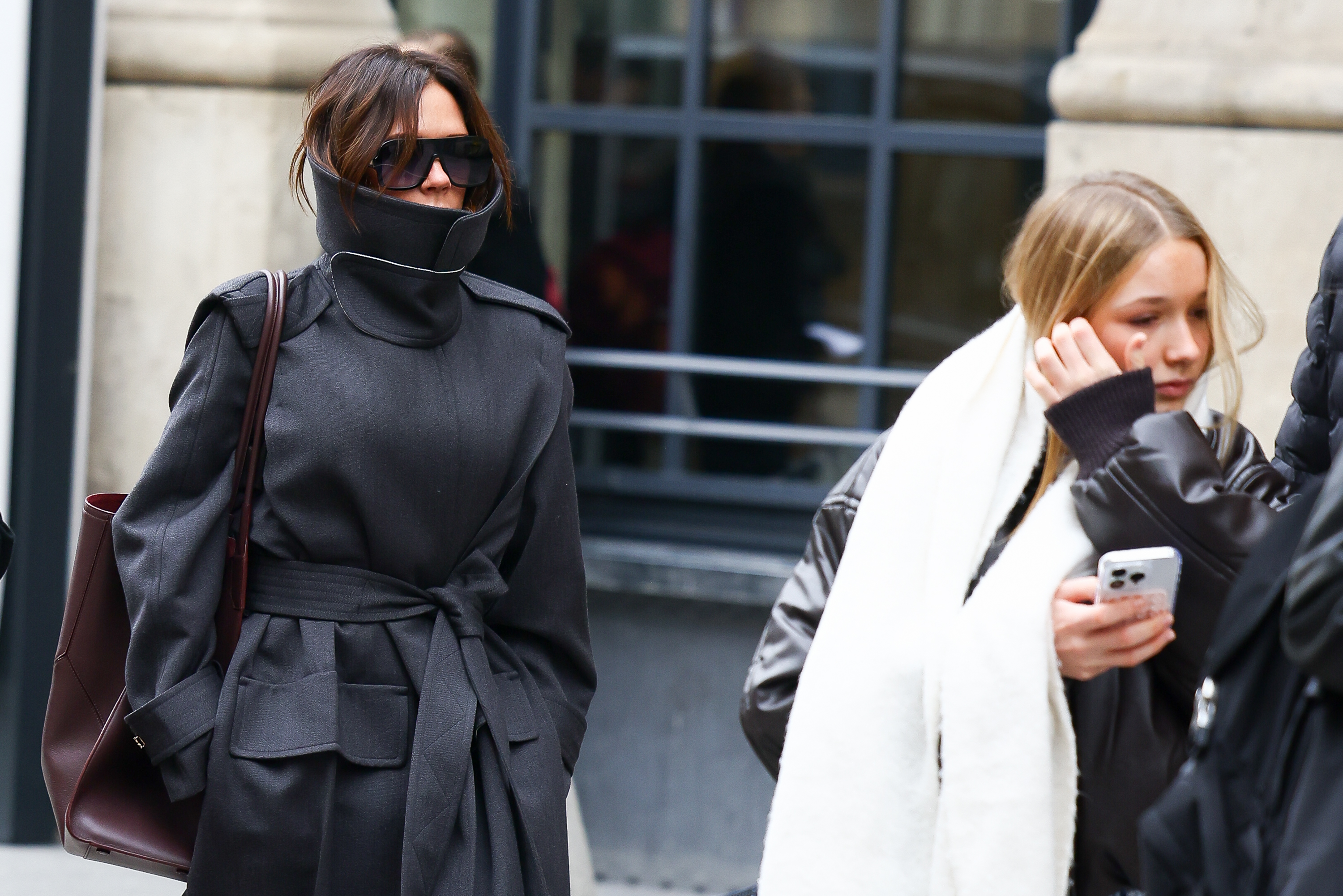 Victoria et Harper affichent depuis longtemps des styles très différents quand on les photographie ensemble. À Paris, en novembre 2024, Victoria portait un manteau sombre aux lignes structurées, tandis qu'à ses côtés, Harper avait opté pour un look plus décontracté. | Source : Getty Images