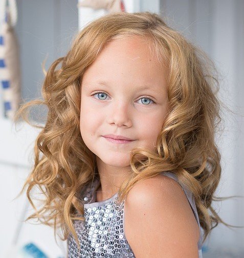 Une petite fille aux cheveux joliment coiffés. | Photo : Pixabay