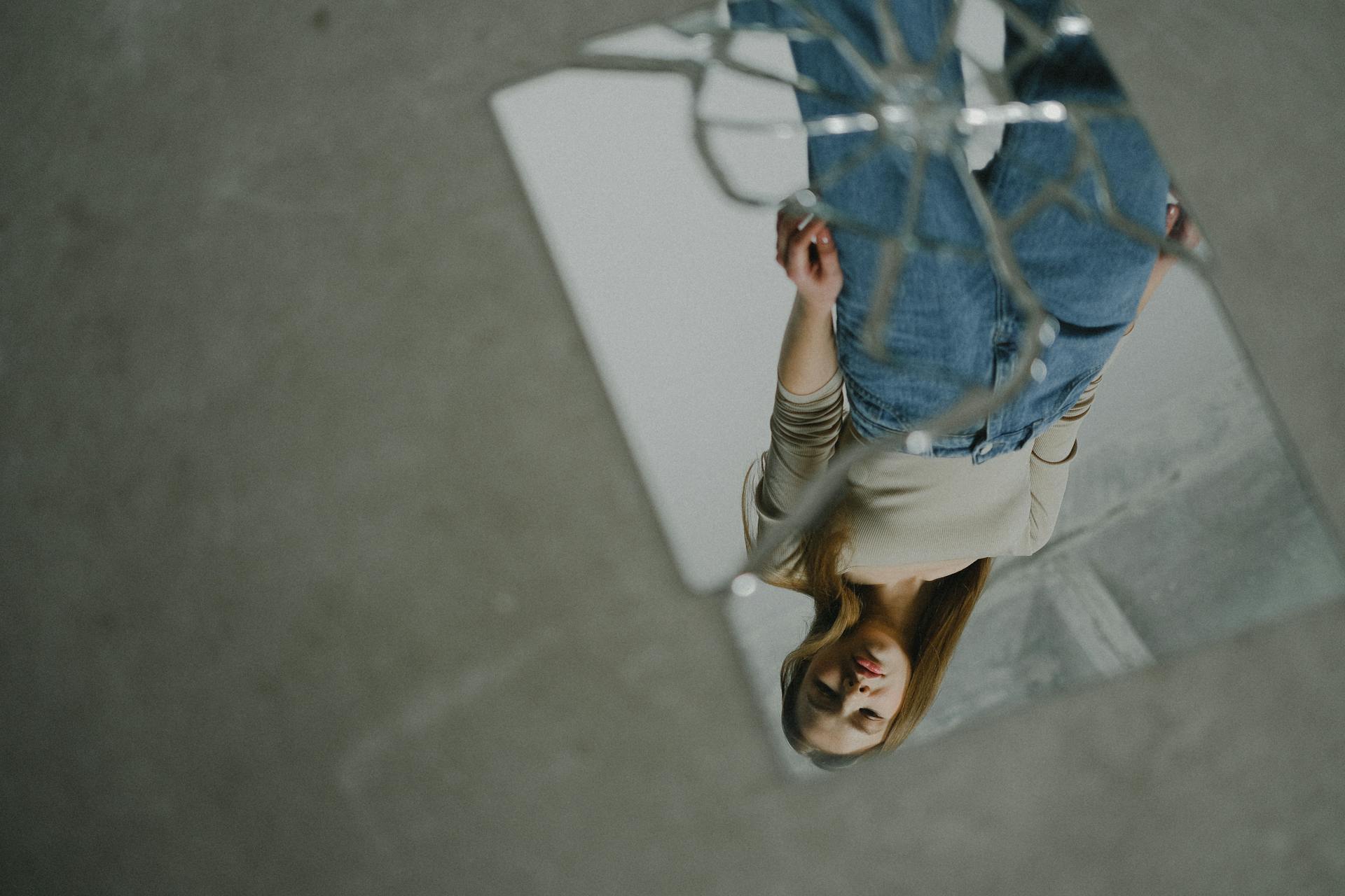 Le reflet d'une femme dans un miroir brisé | Source : Pexels