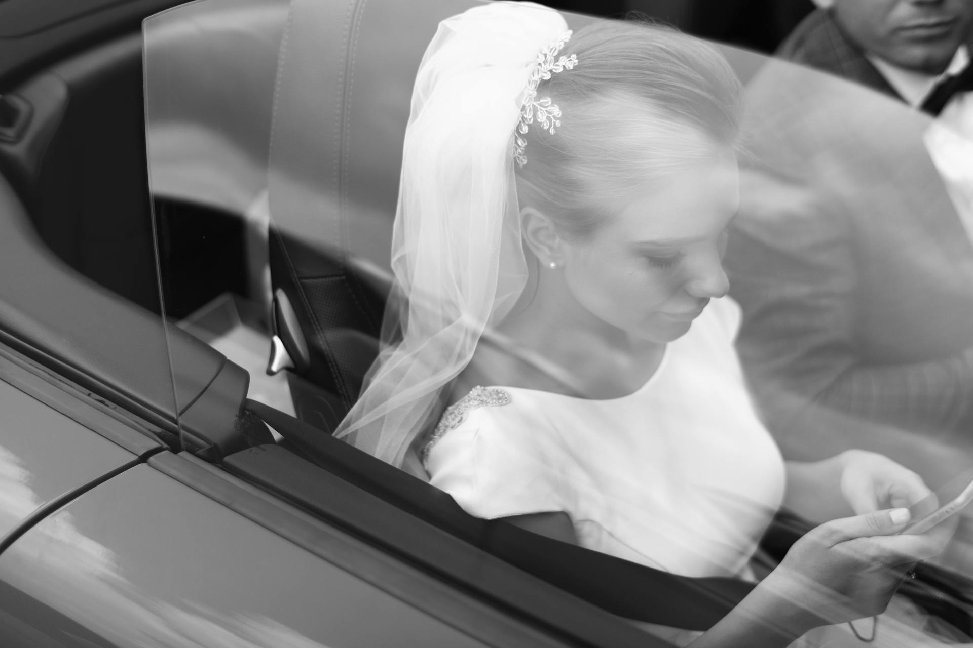 Une mariée et un marié assis dans une voiture | Source : Pexels
