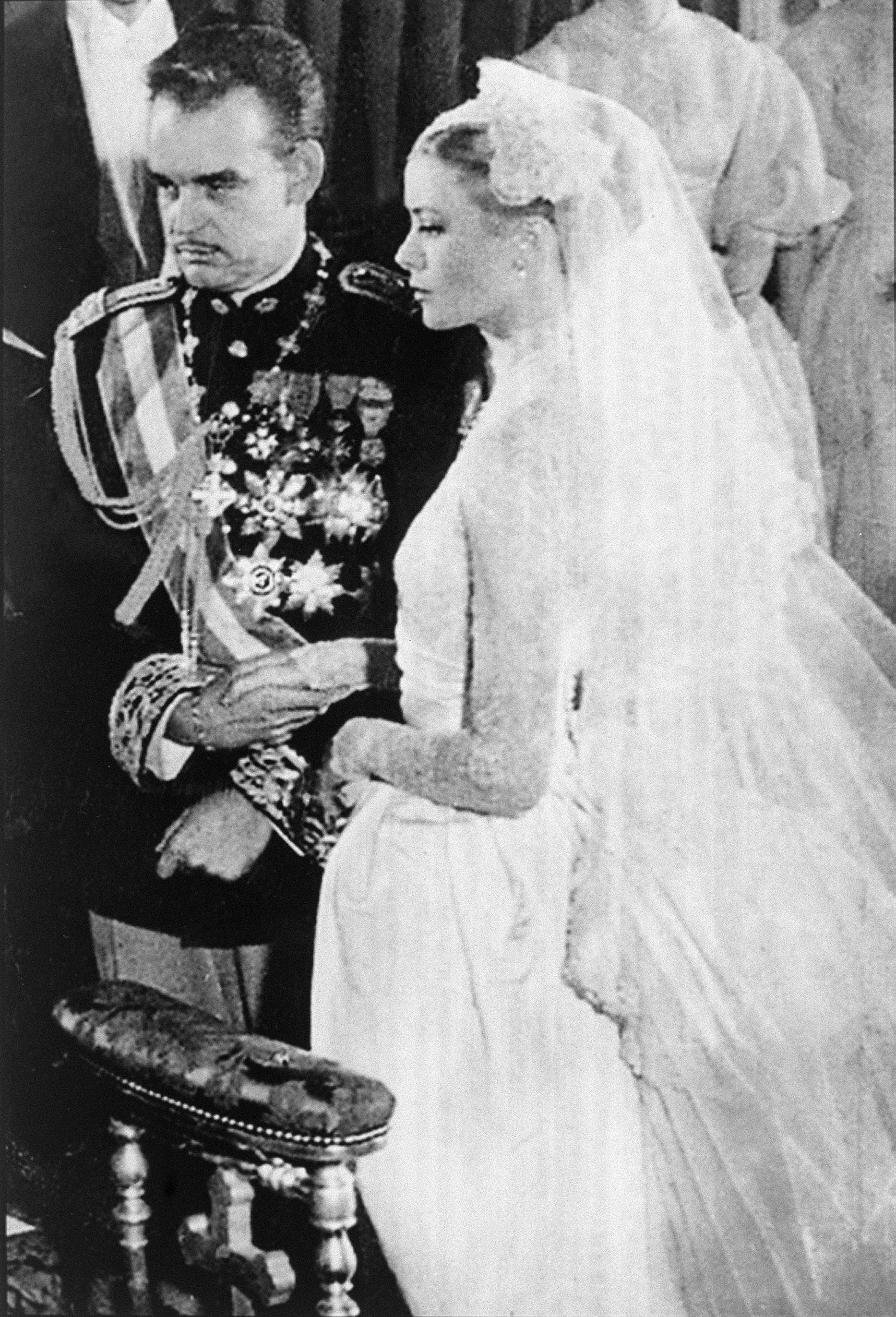 Le prince Rainier III et Grace Kelly lors de leur cérémonie de mariage en la cathédrale Saint-Nicolas de Monaco, le 19 avril 1956, à Monaco. | Source : Getty Images