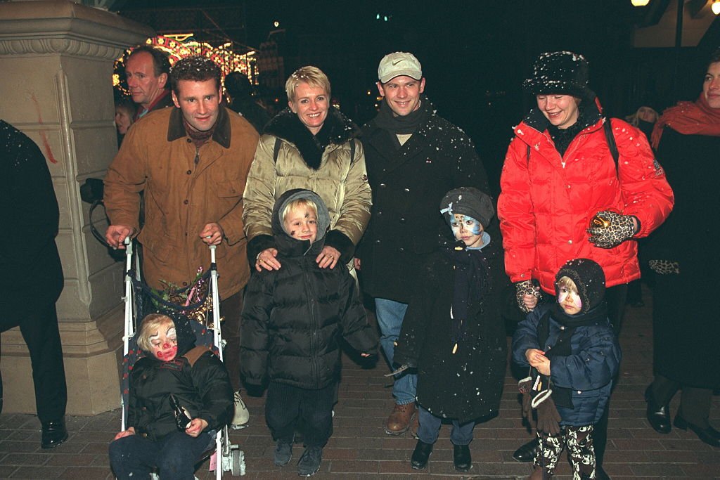 Pierre Sled et Sophie Davant avec leurs enfants Nicolas et Valentine, Laurent Romejko et sa famille. | Photo : Getty Images