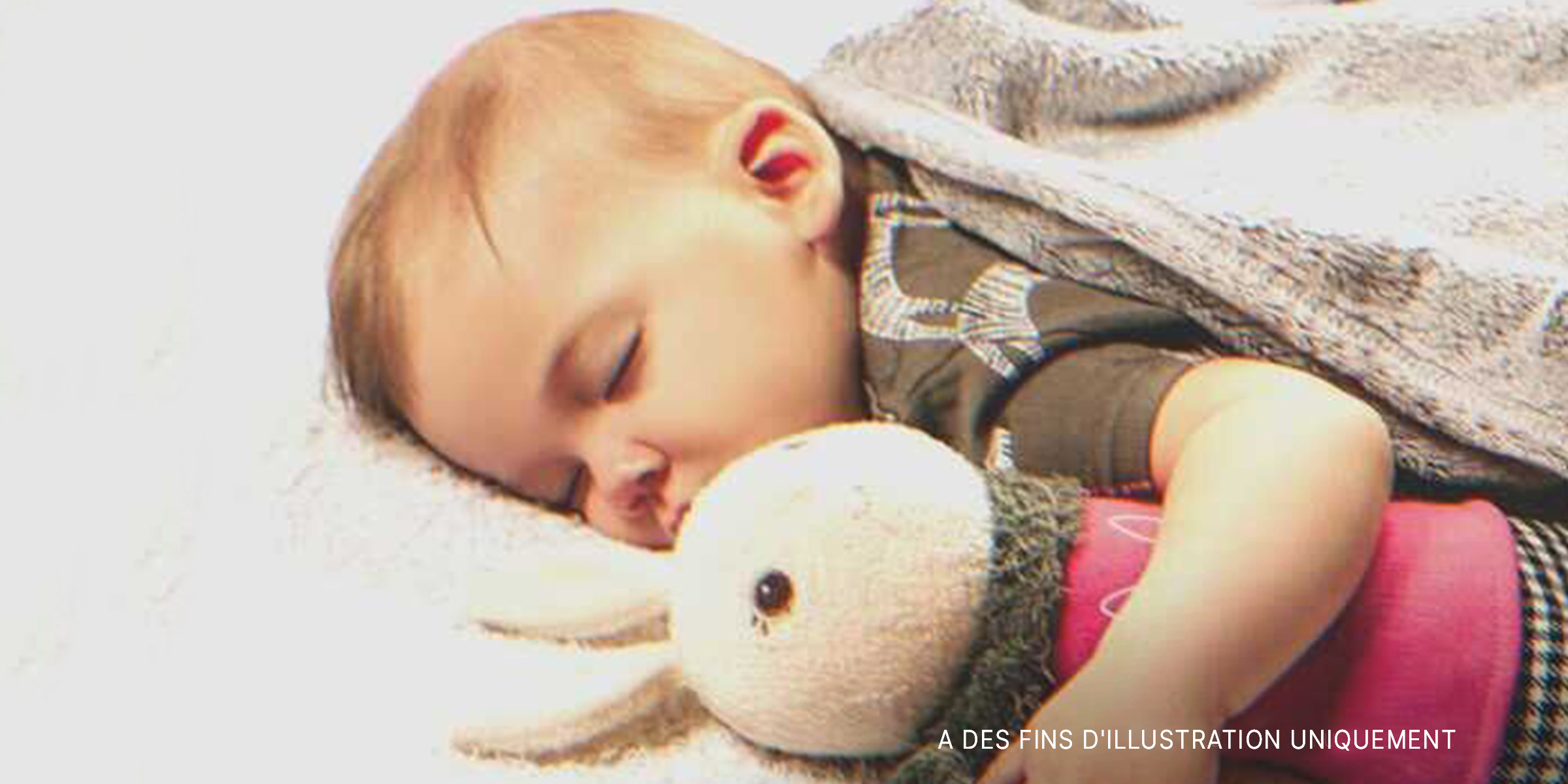 Un bébé dormant avec son doudou | Source : Flickr/Marco Verch