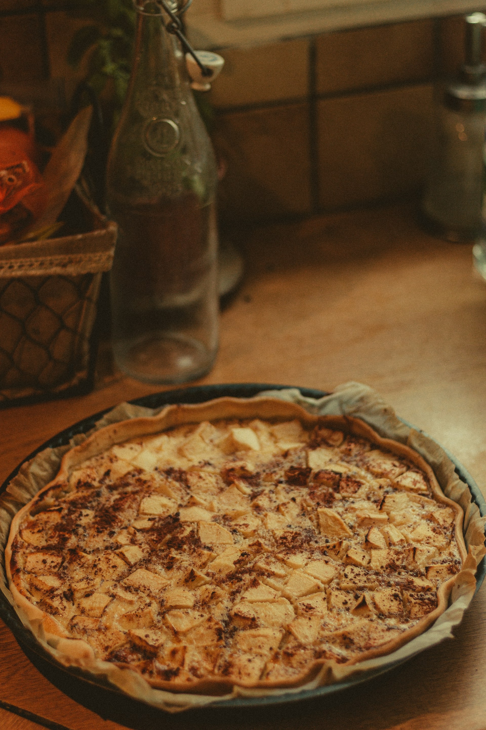 Un plateau de tarte sur la table | Source : Unsplash