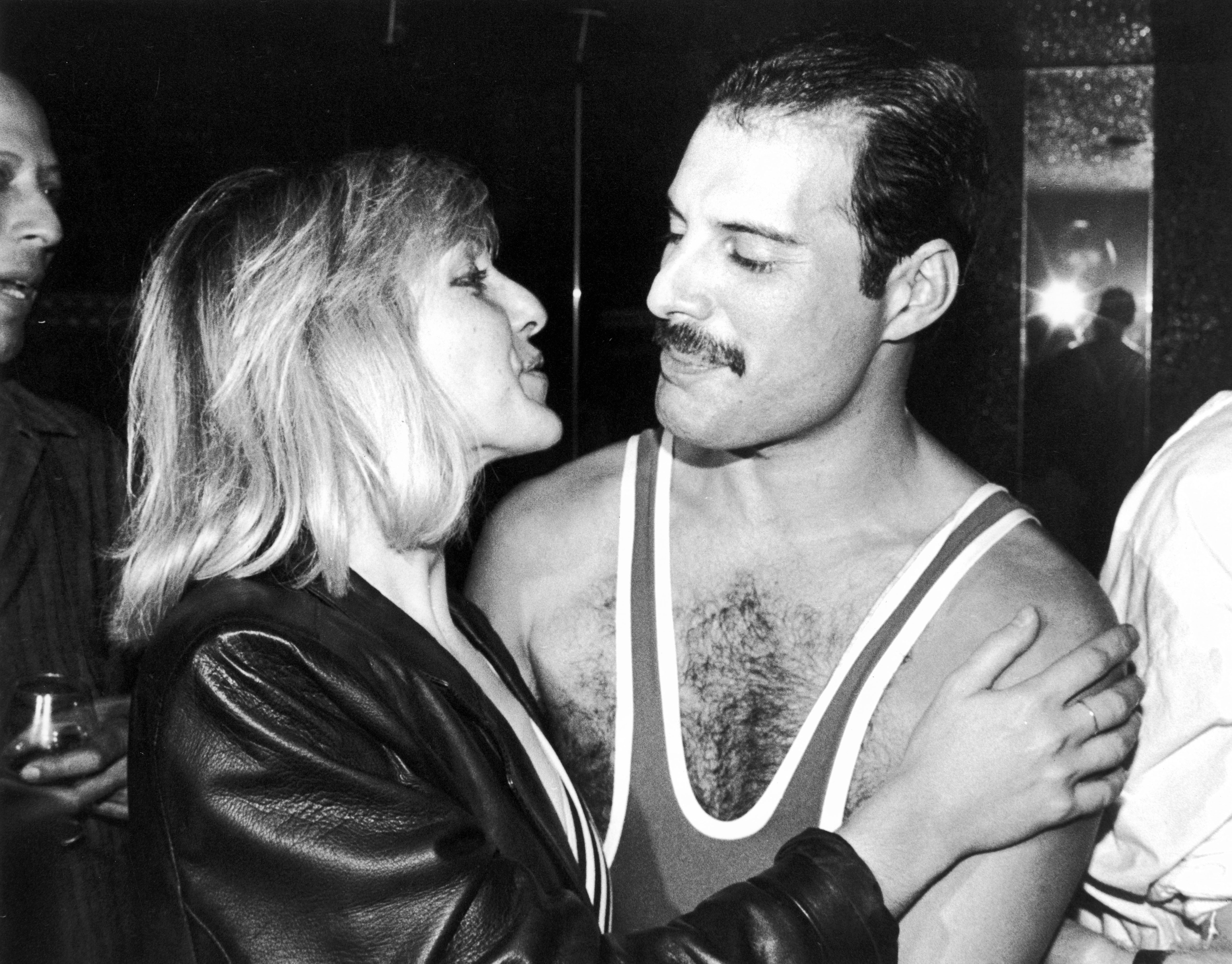 Mary Austin et Freddie Mercury partagent un moment de tendresse dans les coulisses avant un concert de Queen à Londres, 1984 | Source : Getty Images