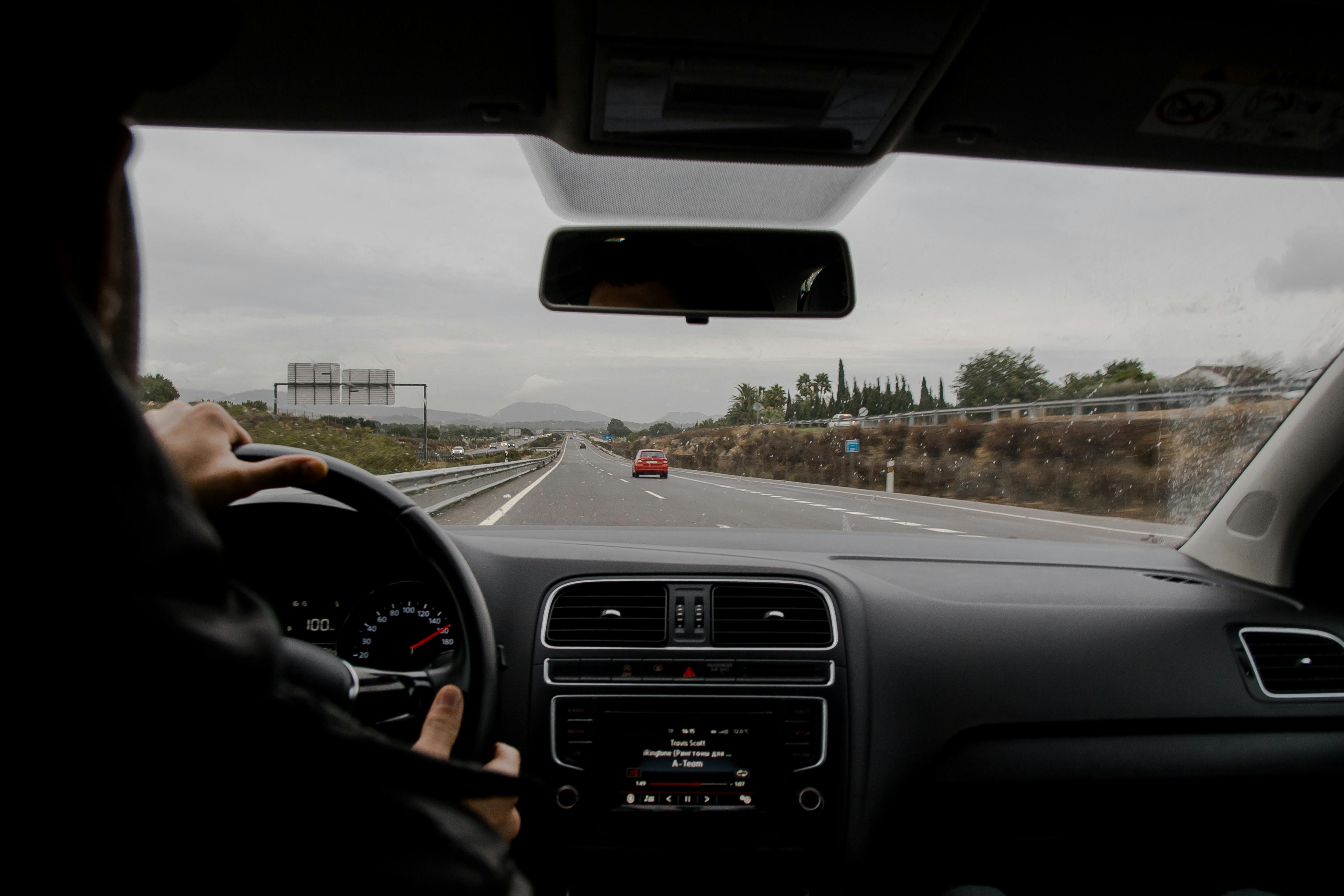 Un homme au volant d'une voiture | Source : Pexels