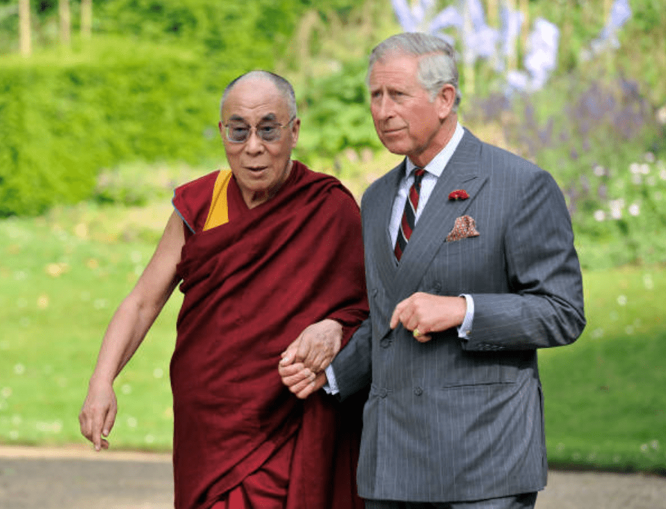 Le Prince Charles accueille le Dalaï Lama à Clarence House, le 20 juin 2012, à Londres | Photo : Getty Images