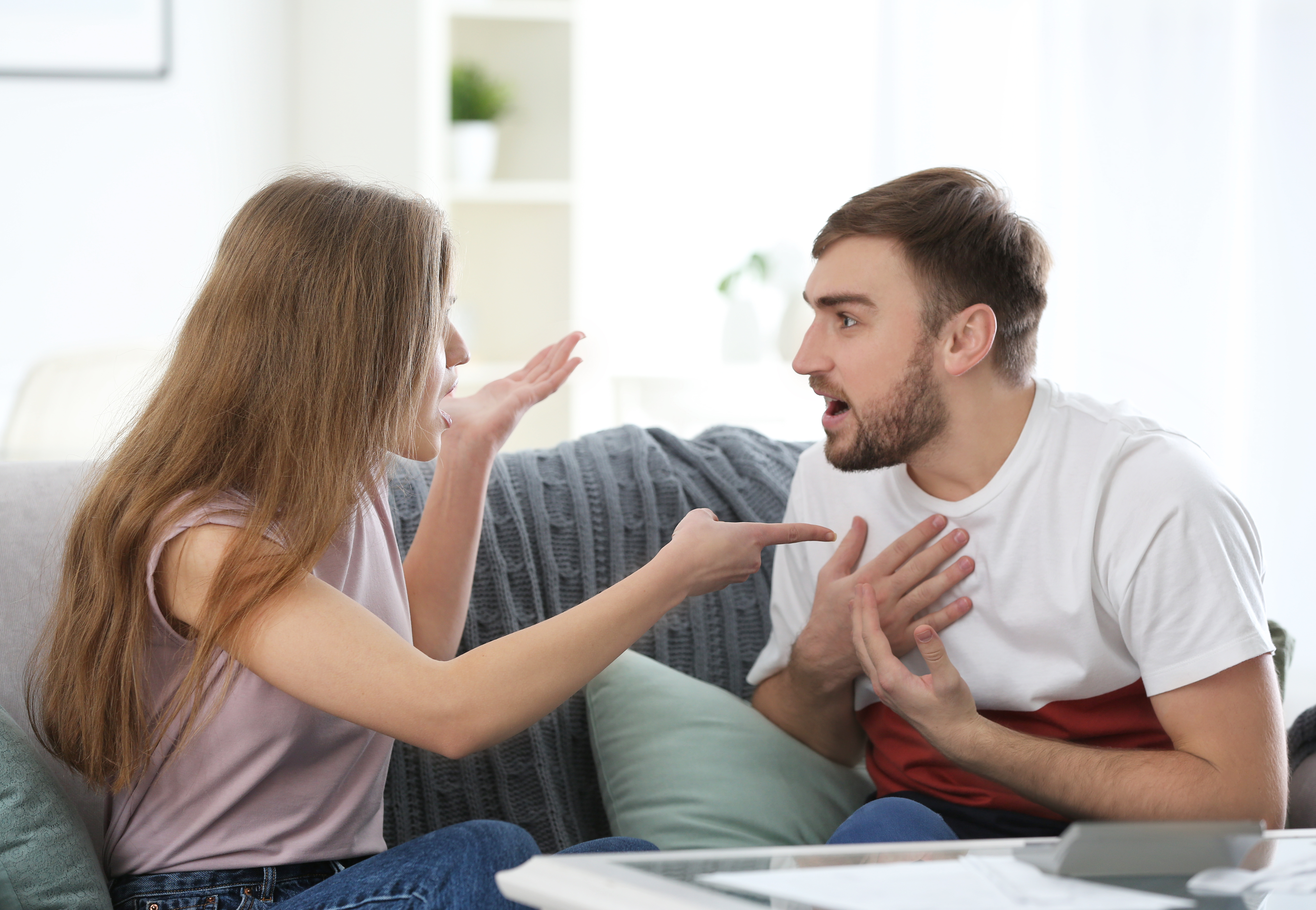 Un jeune couple qui se dispute à la maison | Source : Shutterstock