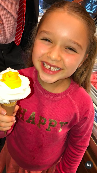 Harper Beckham posant pour une photo avec de la crème glacée, posté le 10 juillet 2024 | Source : Instagram/victoriabeckham