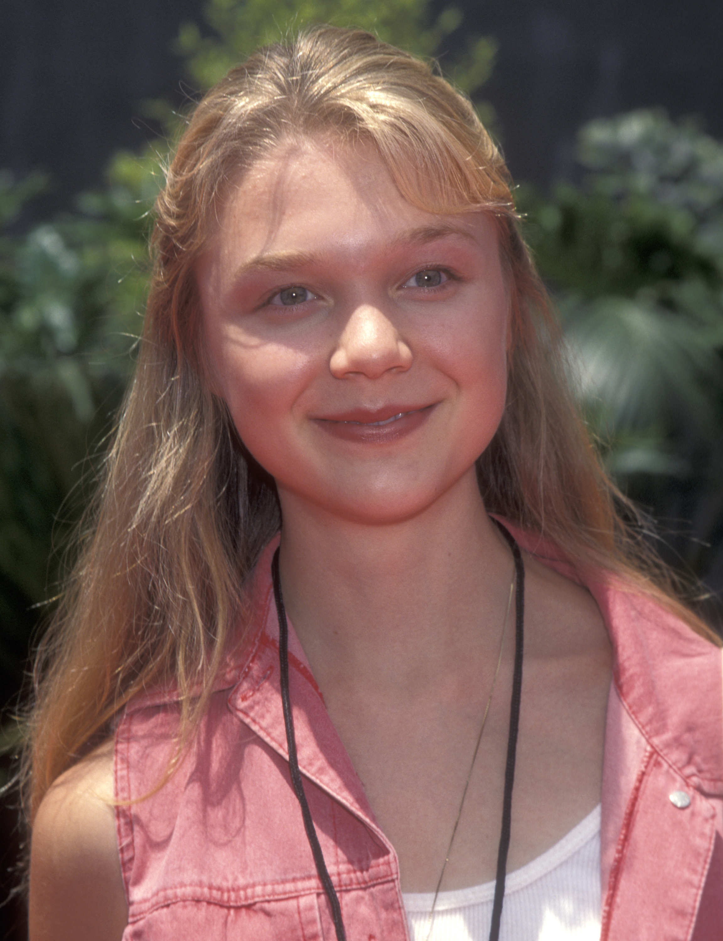 Ariana Richards assiste à la célébration de la grande ouverture de la nouvelle attraction du parc à thème Universal Studios - Jurassic Park : The Ride, le 15 juin 1996, à Universal City, en Californie. | Source : Getty Images