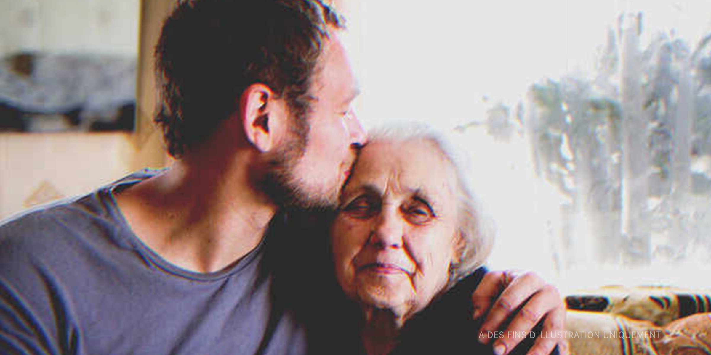 Un homme embrassant sa grand-mère | Photo : Shutterstock 