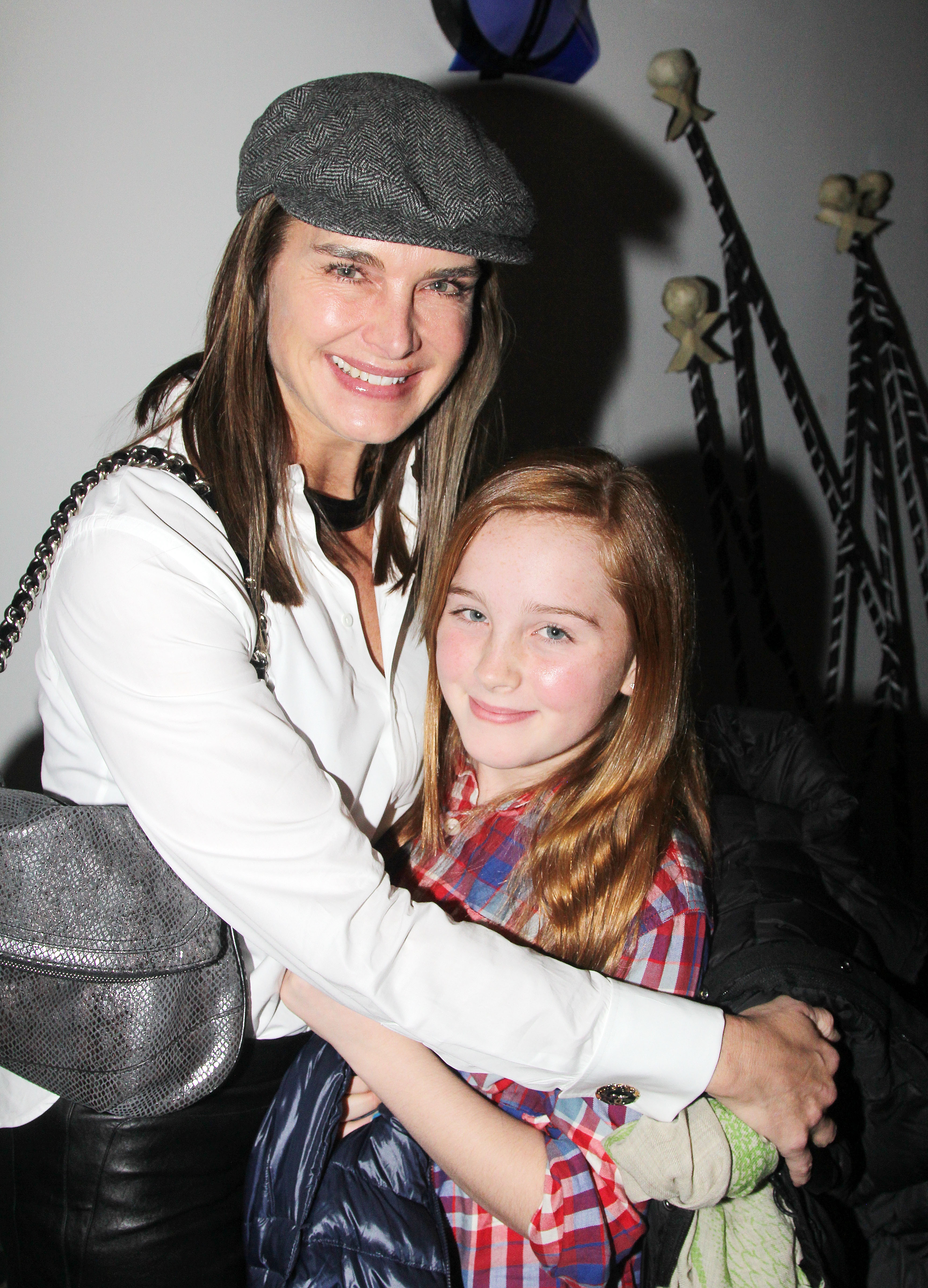 Brooke Shields et Rowan Henchy posant dans les coulisses de la comédie musicale Edgar Allan Poe "Nevermore" au New World Stages le 25 janvier 2015 à New York | Source : Getty Images