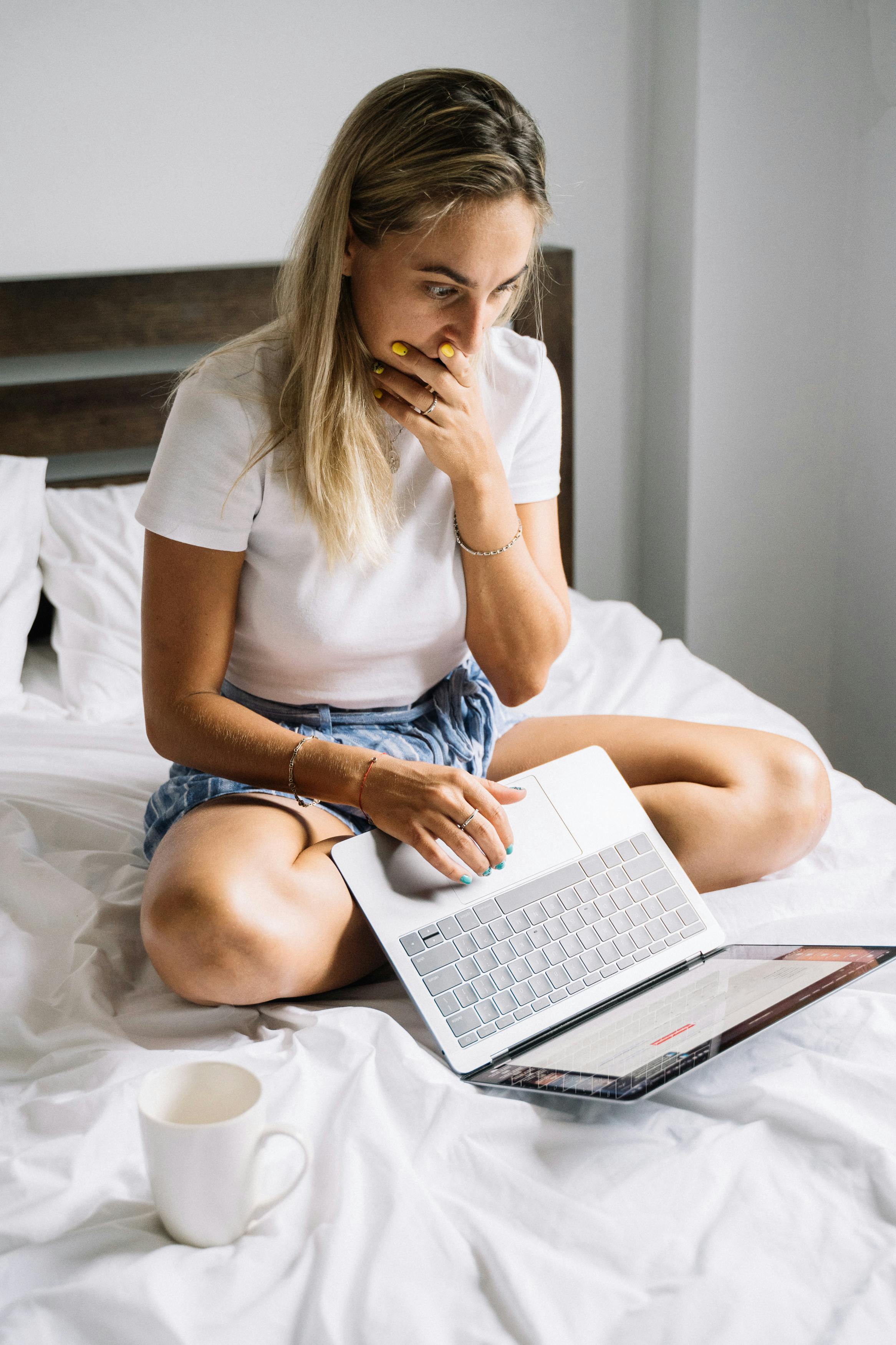 Une femme sous le choc utilisant un ordinateur portable | Source : Pexels