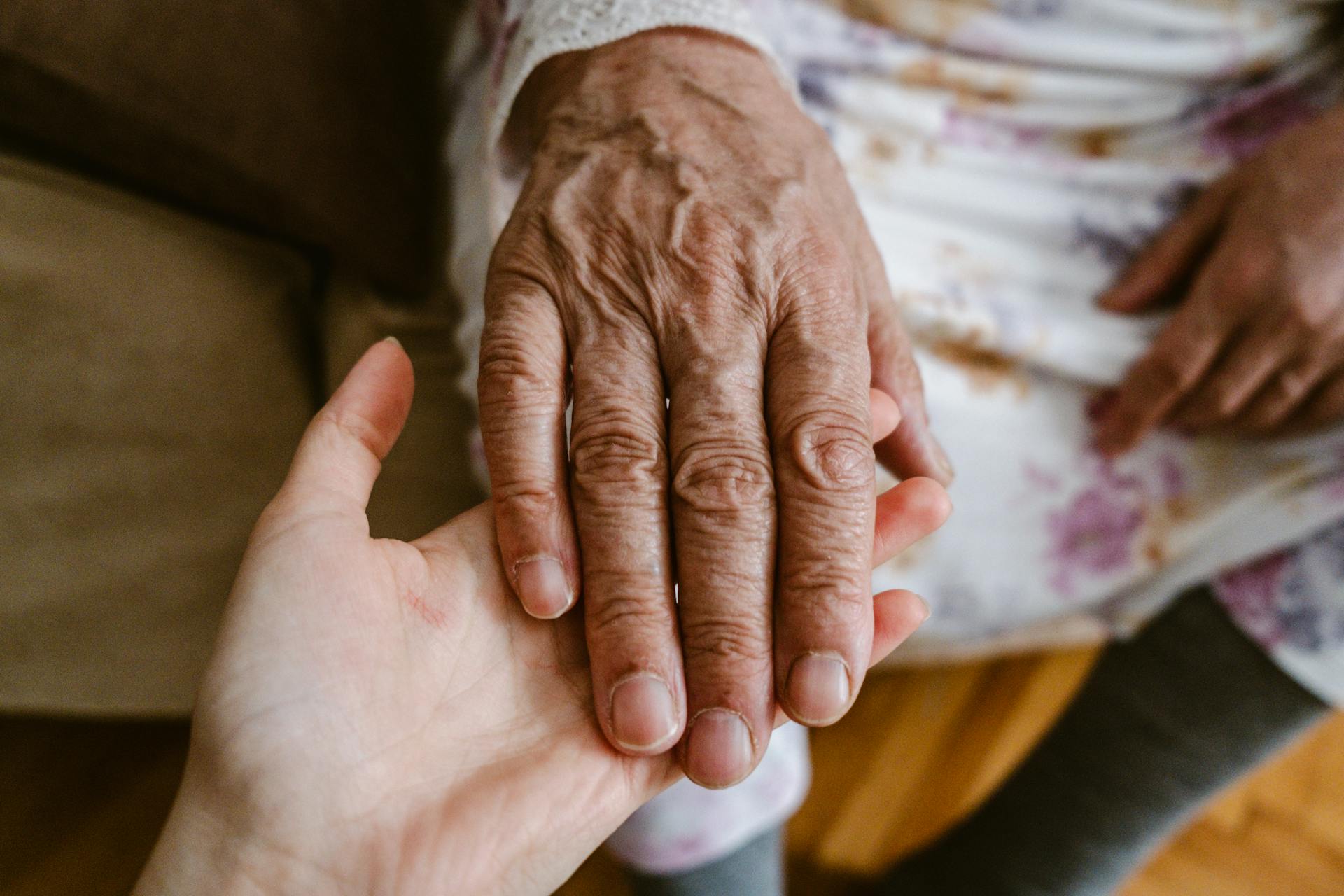 Une femme tenant la main de sa mère | Source : Pexels