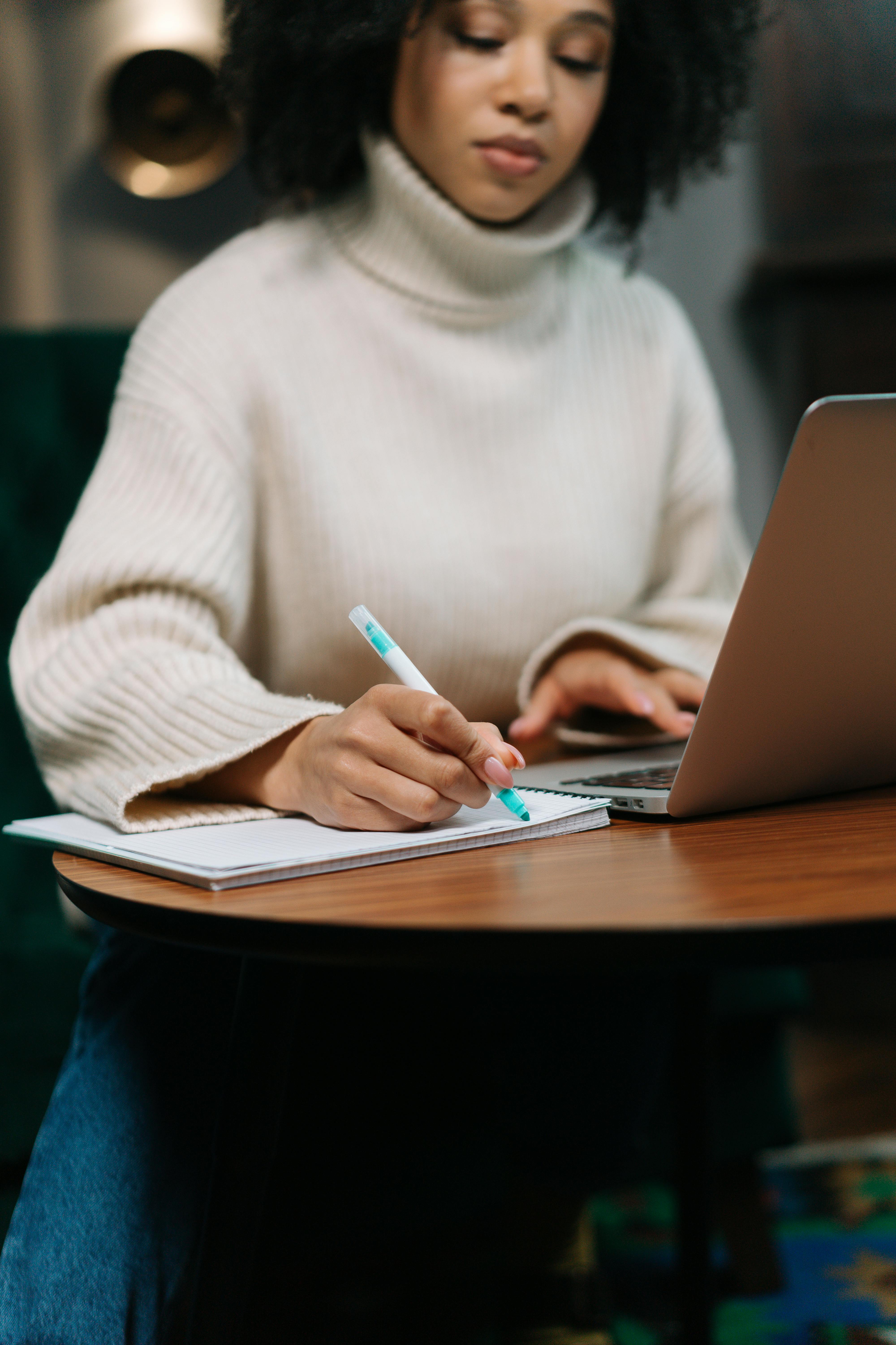 Une femme en train d'écrire au travail | Source : Pexels