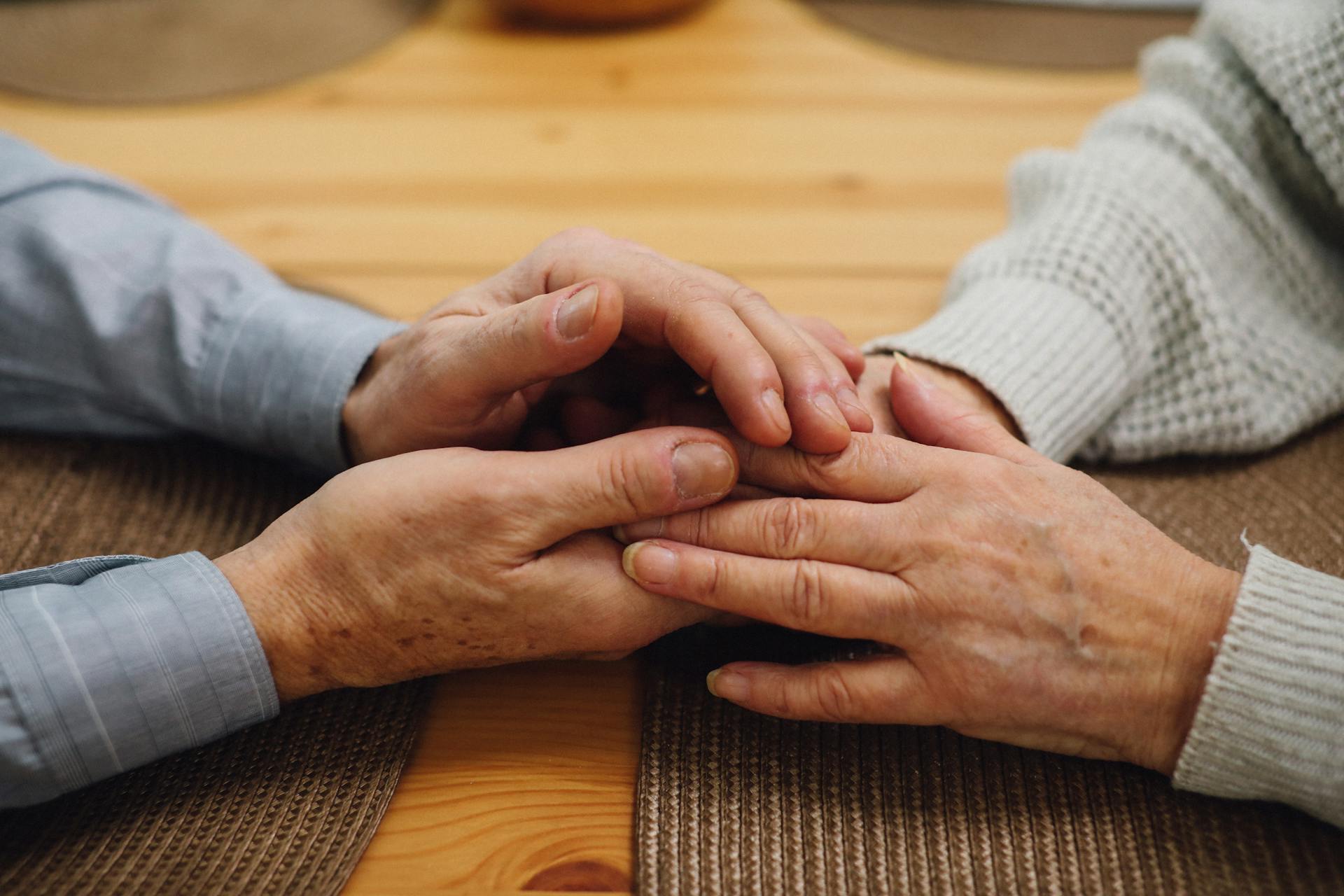 Un couple plus âgé se tenant par la main | Source : Pexels