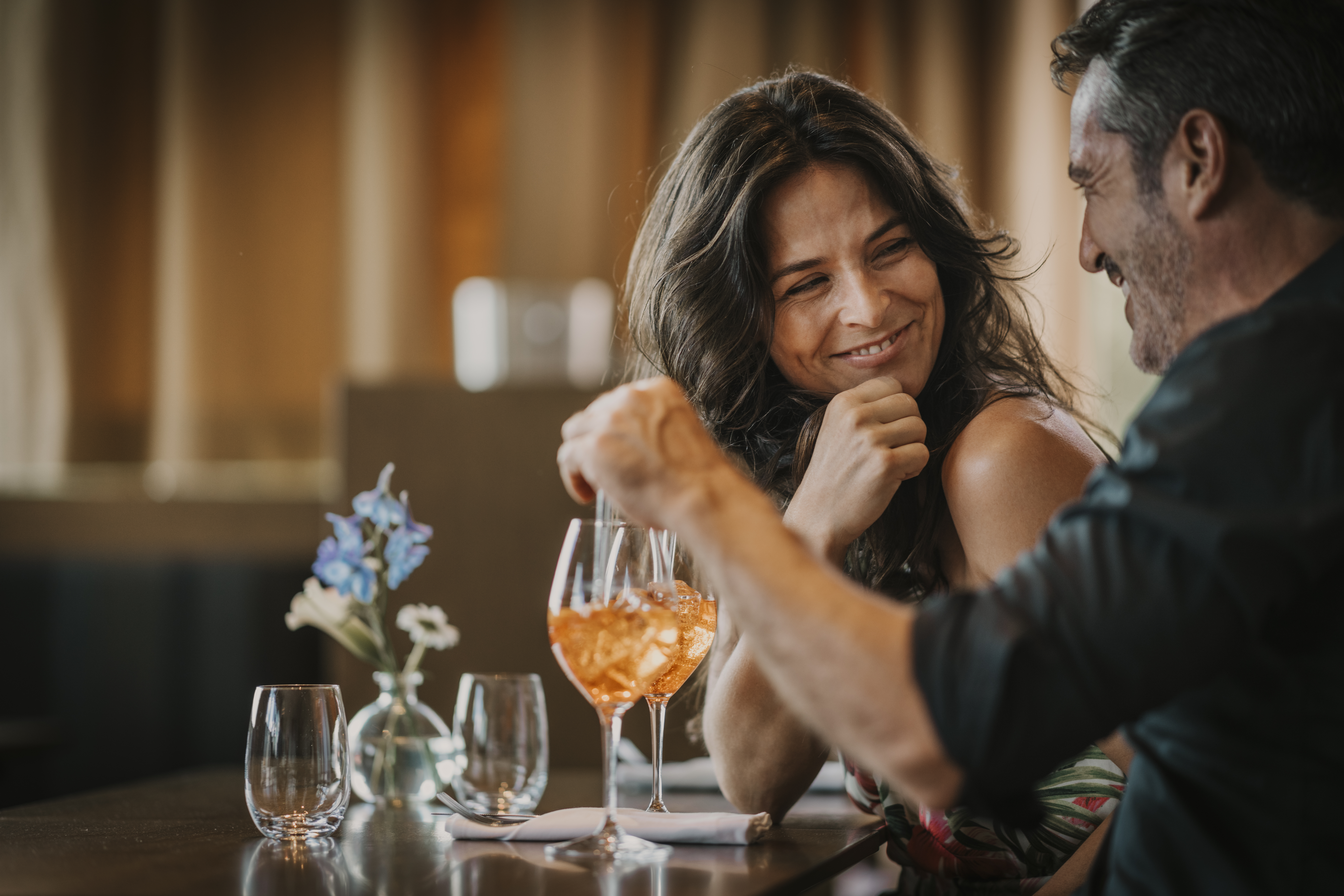 Couple d'âge mûr heureux prenant un verre dans un restaurant | Source : Getty Images