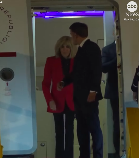 Emmanuel Macron offre son bras à Brigitte Macron. | Source : Instagram/abcnews