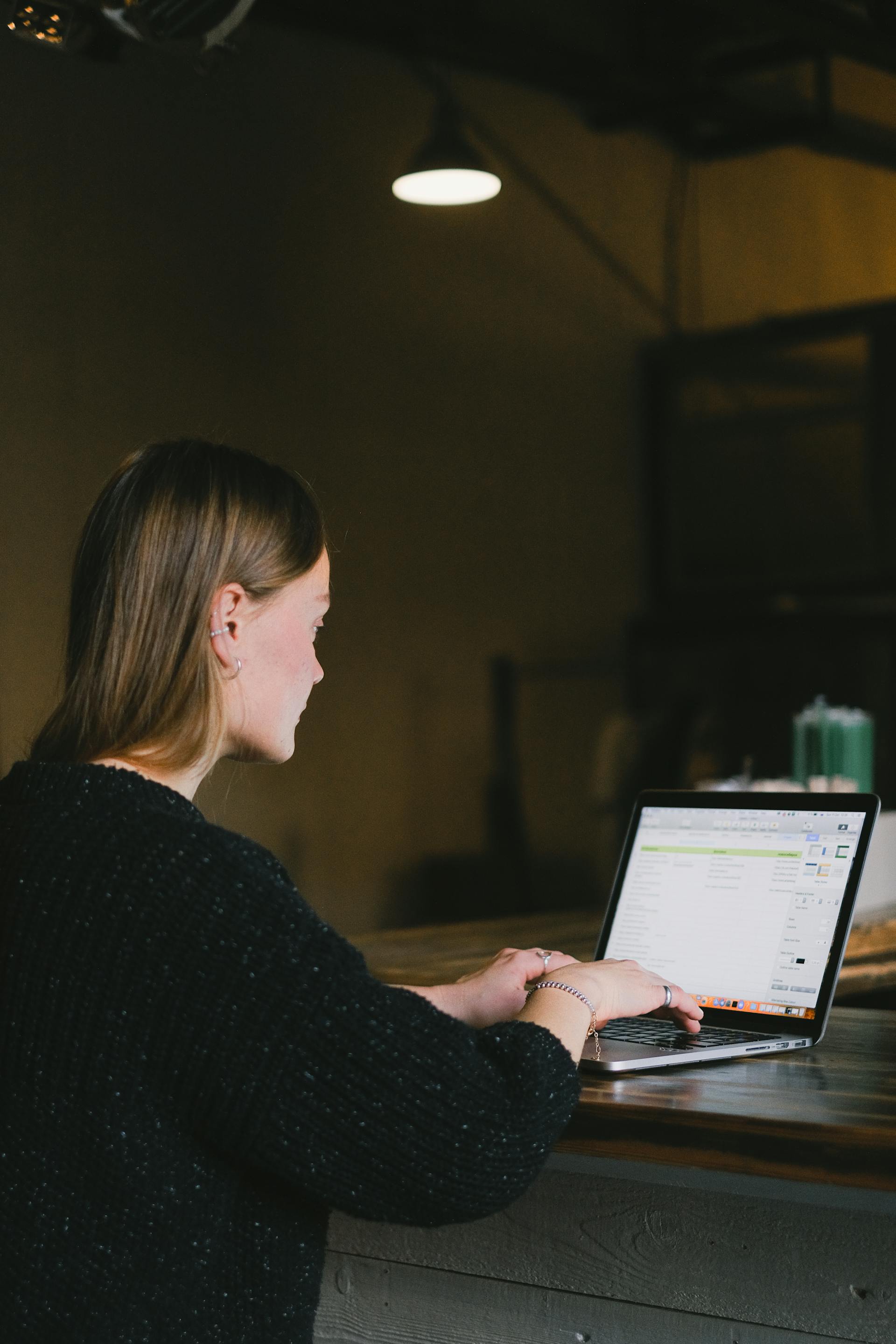 Une femme utilisant un ordinateur portable | Source : Pexels