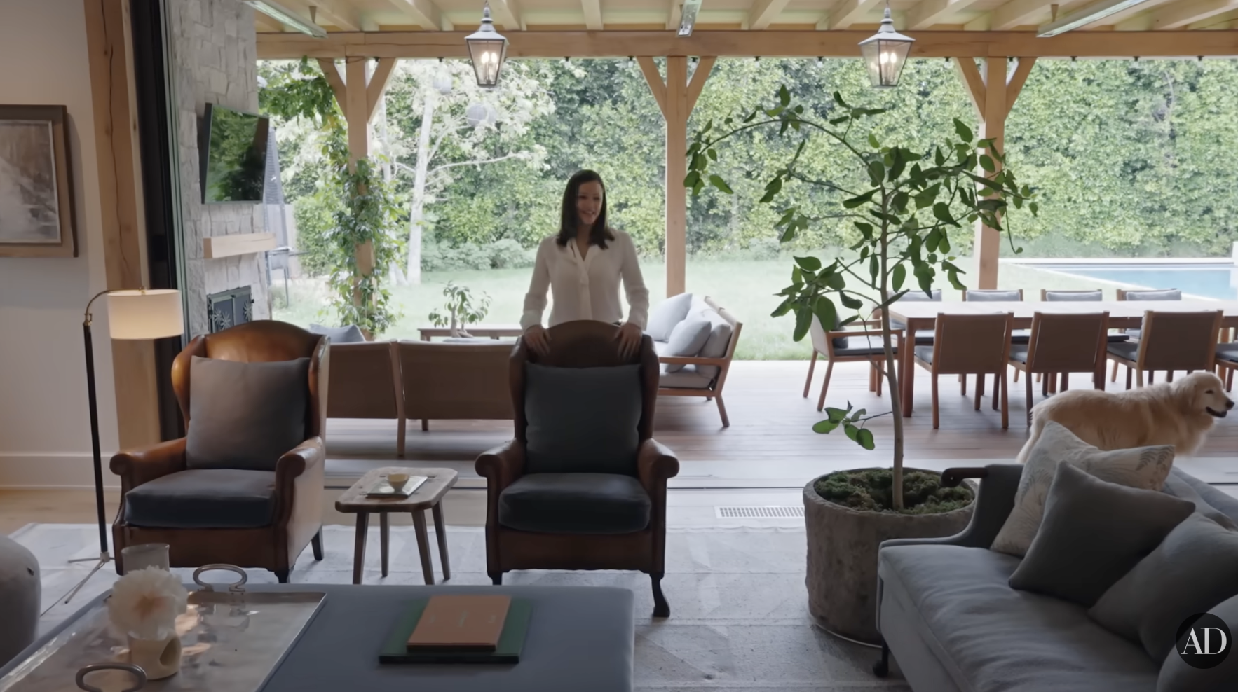 Le salon et le patio extérieur de Jennifer Garner tels qu’on les voit sur la vidéo YouTube d’Architectural Digest postée le 4 septembre 2024. | Source : YouTube/Architectural Digest