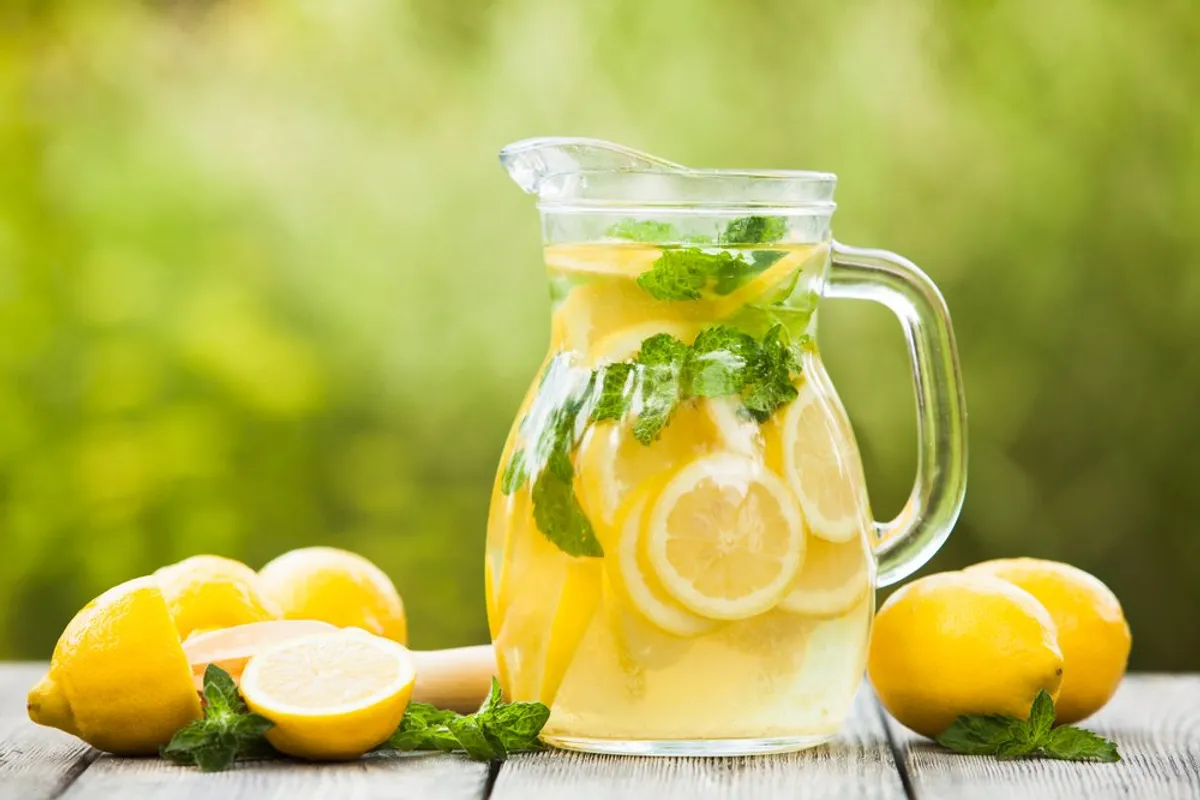Une carafe de limonade avec des citrons coupés en tranches. | Photo : Shutterstock