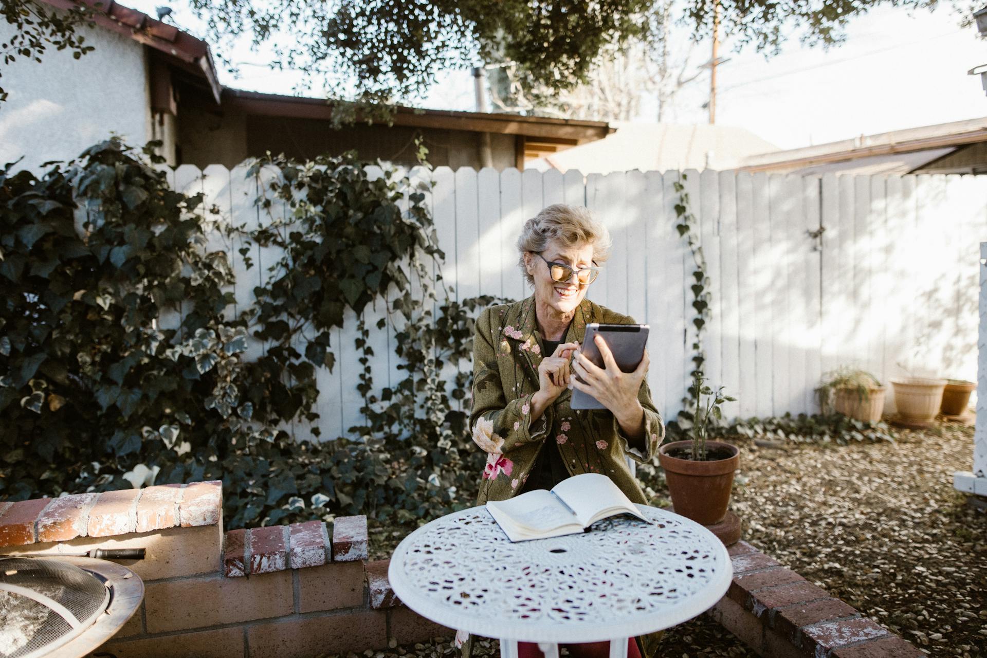 Une femme se détend dans son jardin | Source : Pexels